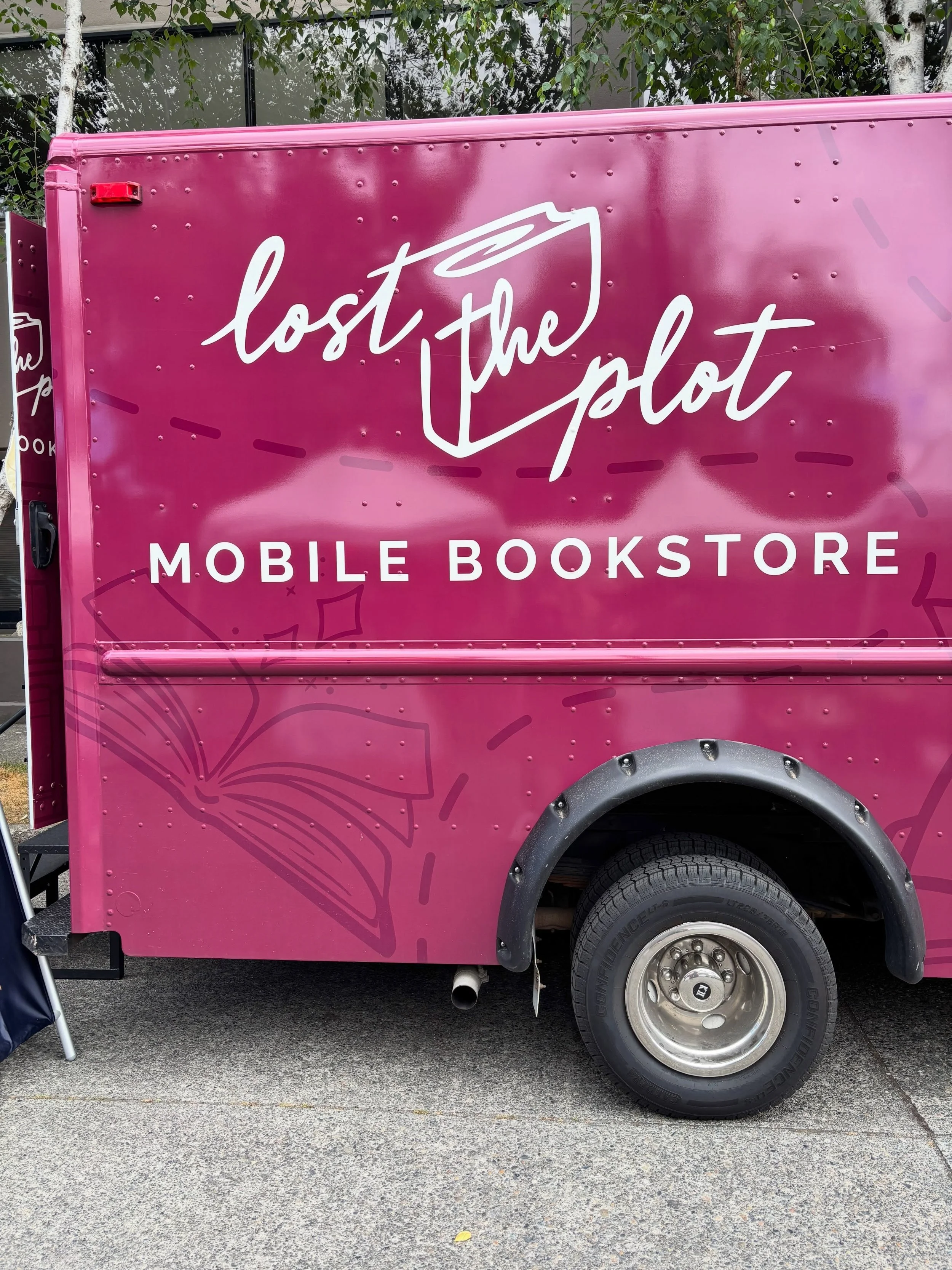 ☁️📚 Gray skies call for good books and great wine.

If there was ever a day to wander through a book truck and leave with your next favorite read... today is it.✨

Lost the Plot is parked outside Halfseas TODAY from 5&ndash;8 PM, bringing a thoughtf