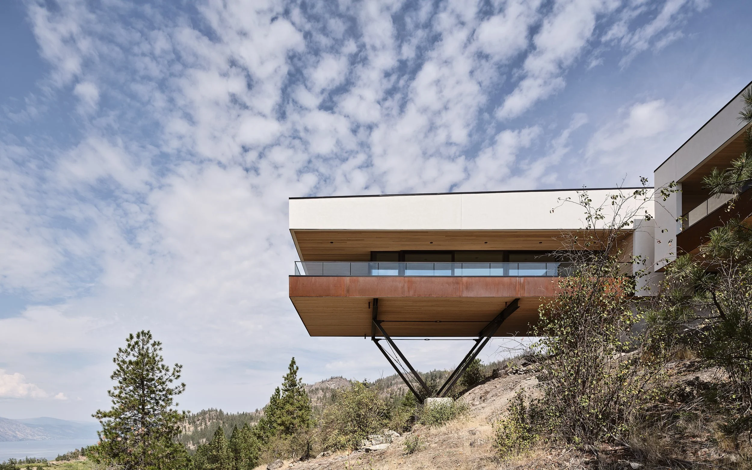 Kinglet Perch cantilevers out over the rock propped up on two steel v-struts.