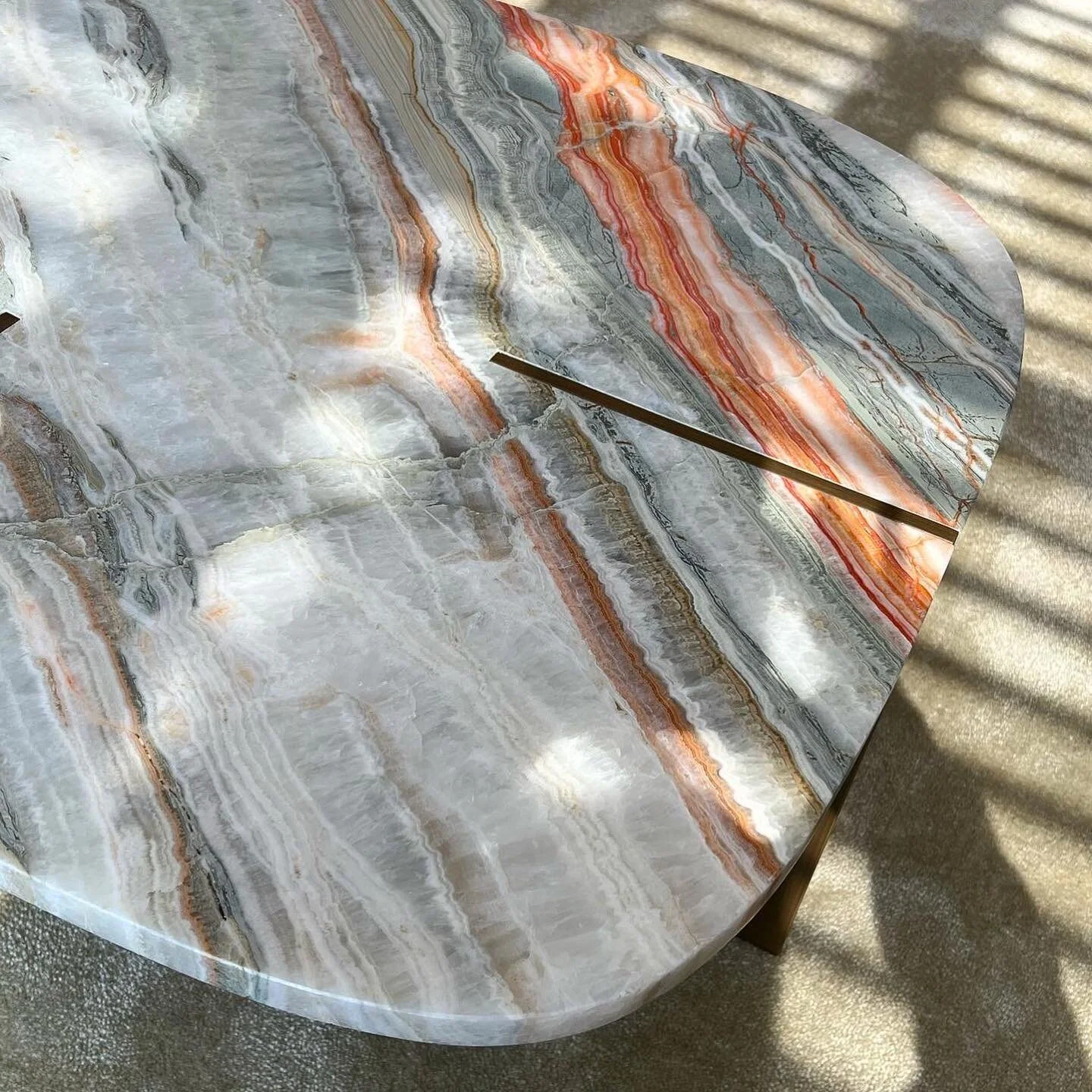 Cuando no quieres cambiar acabados en tu casa por tema de incomodidad, muchas veces solo cambiando el mobiliario le puedes dar una segunda vida al espacio&hellip;