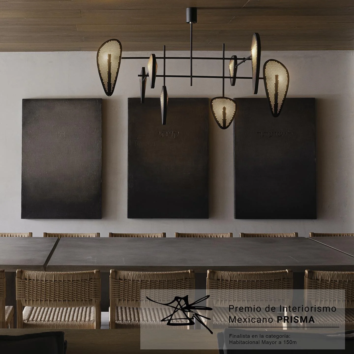 MUY FELICES DE HABER QUEDADO COMO FINALISTAS EN EL PREMIO PRISMA DE @habitat_expo CON EL PROYECTO ENCINO. 

Proyecto en colaboraci&oacute;n con @raquekam 

Fotograf&iacute;as @alejandro_ramoroz 

.
.
.
.
#interiorismo #interiorismoresidencial #dise&n