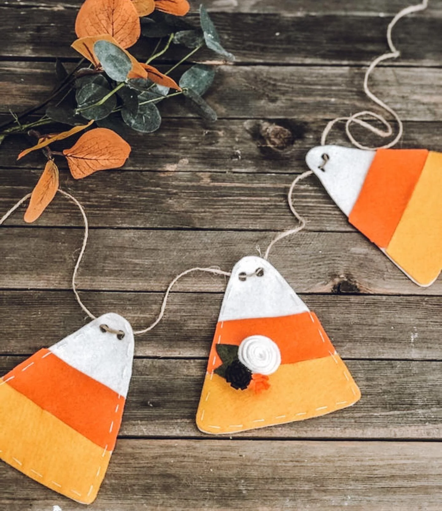 Do you decorate for Halloween or do you go straight to fall? I only have a few select Halloween items mainly because I really just want fall leaves and pumpkins everywhere😆 

This sweet little candy corn Garland is making its comeback this year, but