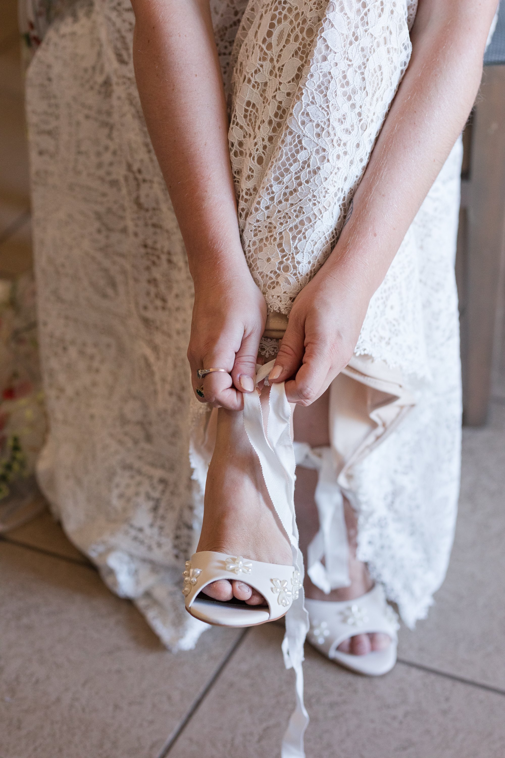 Bride getting ready at the Mantra Geraldton  - Michelle McKoy Photography 076A4758.jpg