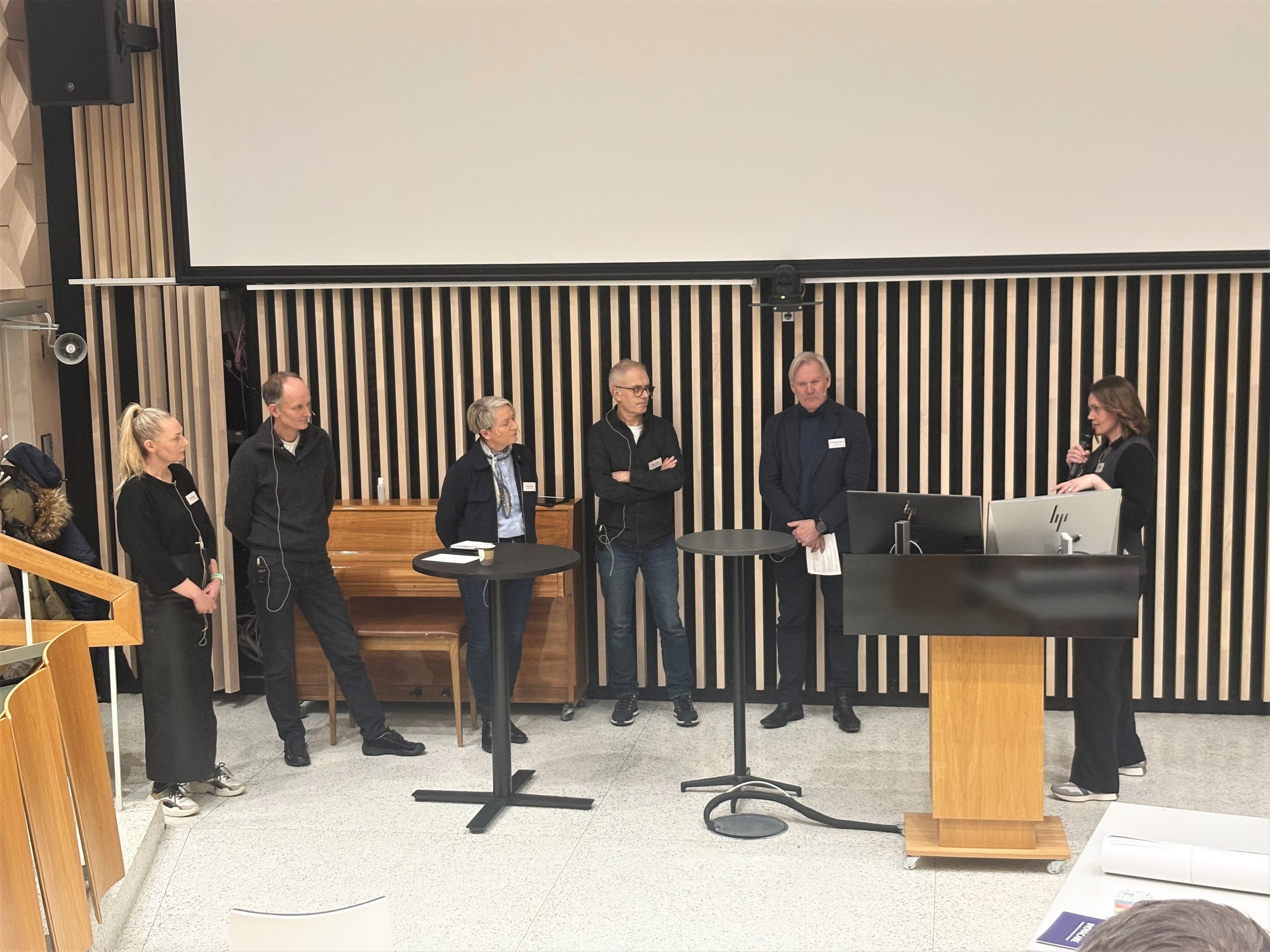 Representanter fra kommune, sykehus, leverandører, nasjonal infrastruktur og regional IKT delte åpne og ærlige erfaringer om hvorfor gode prosjekter ofte stopper opp i overgangen fra pilot til drift.