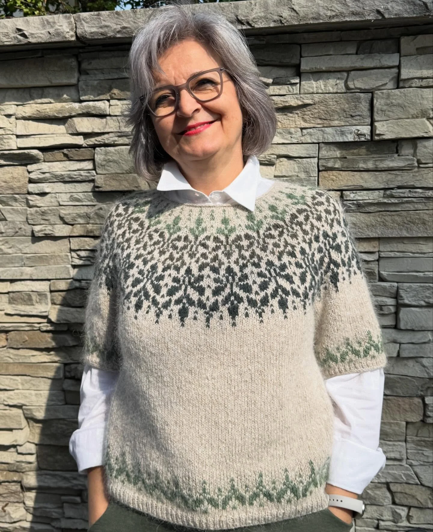 Pattern &ldquo;Giardino&rdquo; di @lilalu72 
Realizzato con il filato Linus colore Dust unito al filato Fuffy colore stucco per il colore principale 
Per il fair isle ho utilizzato il filato &ldquo;230&rdquo; 💚💚💚