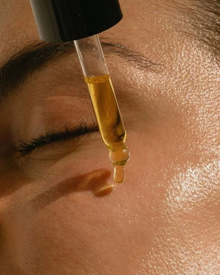 siero con dropper nero sugli occhi.jpg