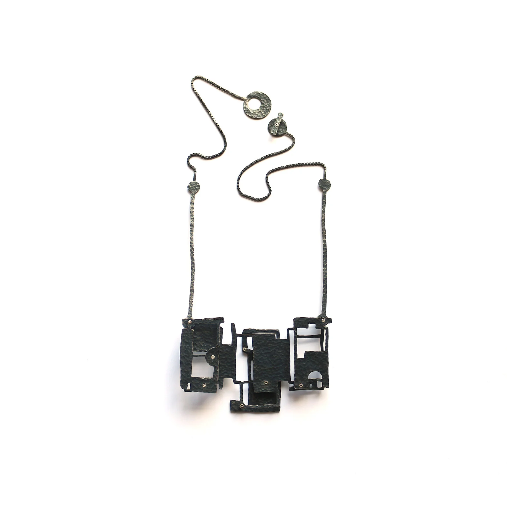 View ('closed') - Necklace - Materials: silver, silver chain, aluminium. Kinetic piece.
