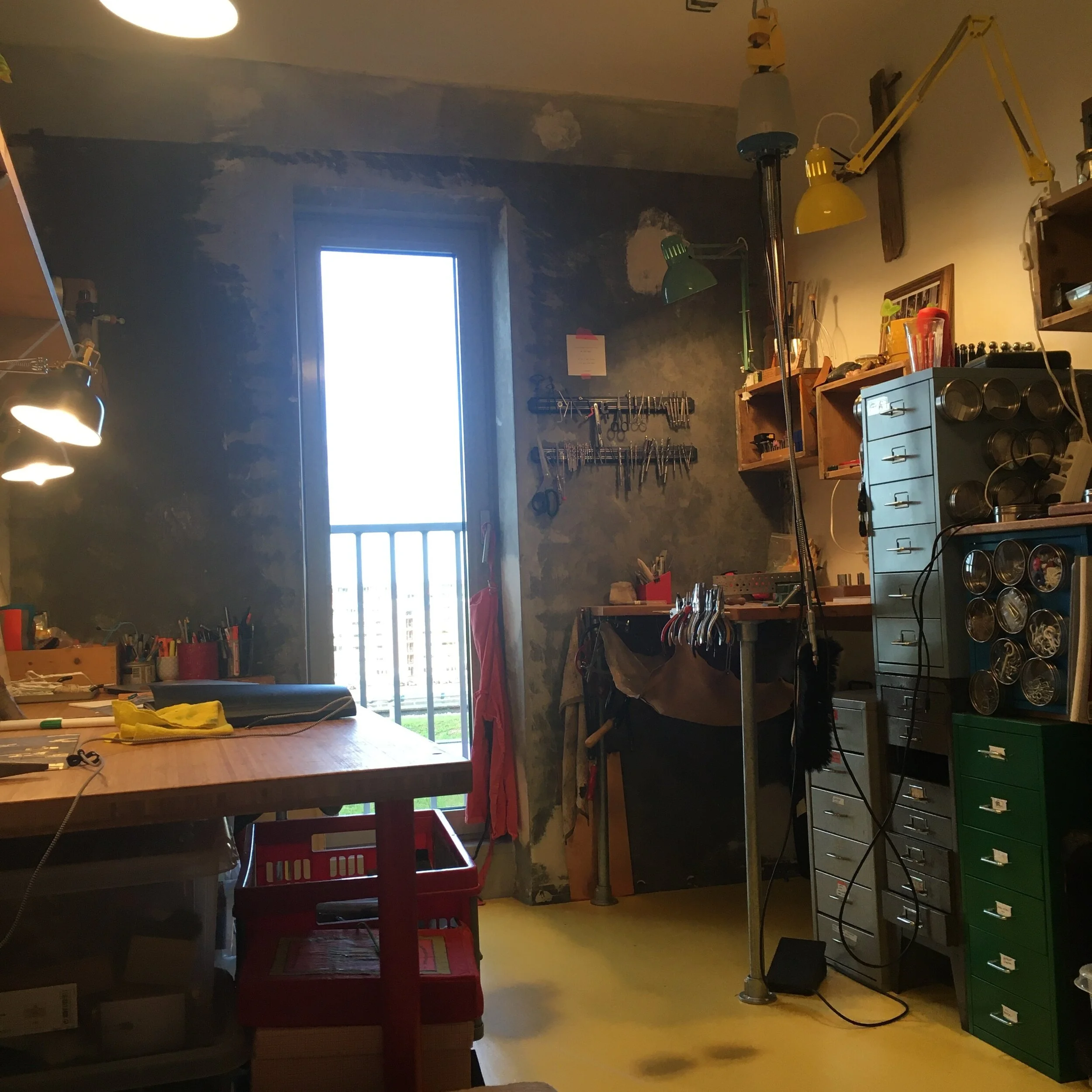 Veembroederhof, my studio now and for all times. This is the first time my studio is in a separate space and not in the living room. I really enjoy to seclude myself from time to time and being in my own world. When I feel like having company I move 