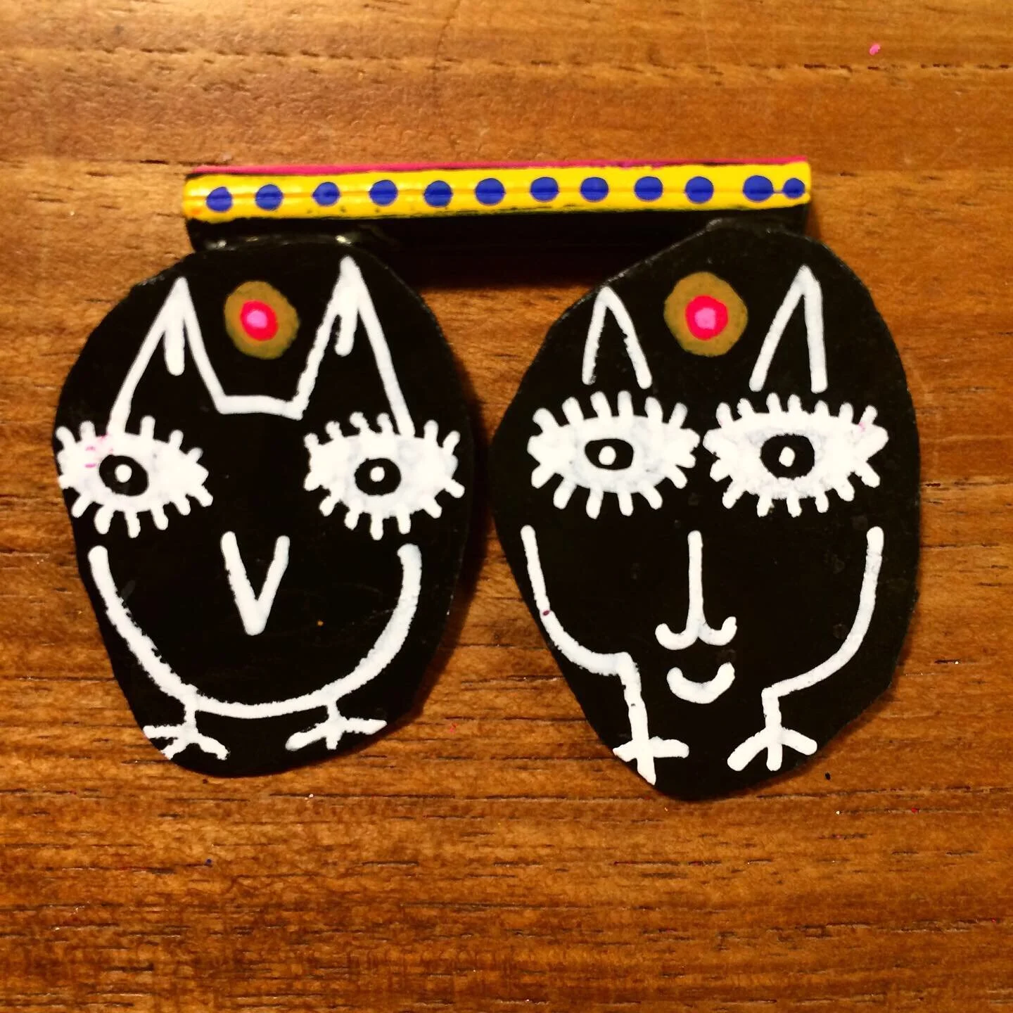 Portraits, double sided brooches - Material: zinc, paint, remanium (pin)