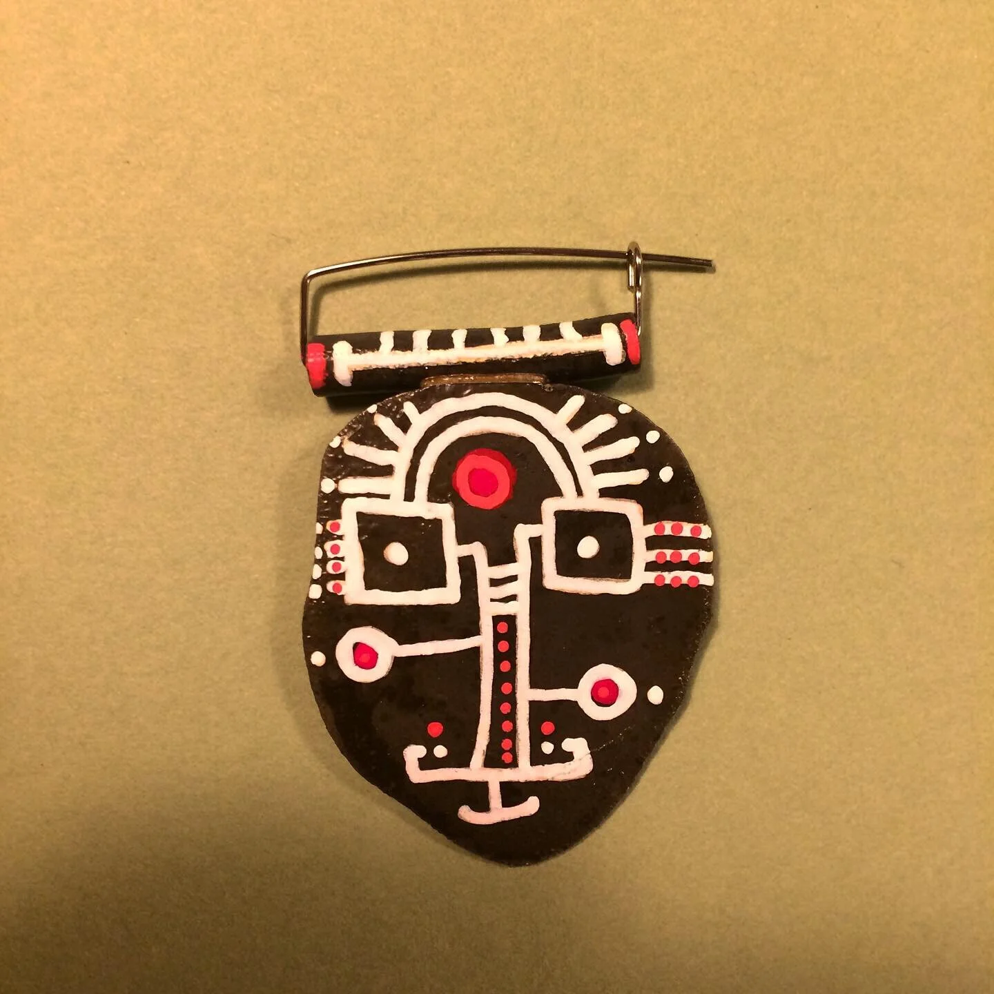 Portraits, double sided brooches - Material: zinc, paint, remanium (pin)