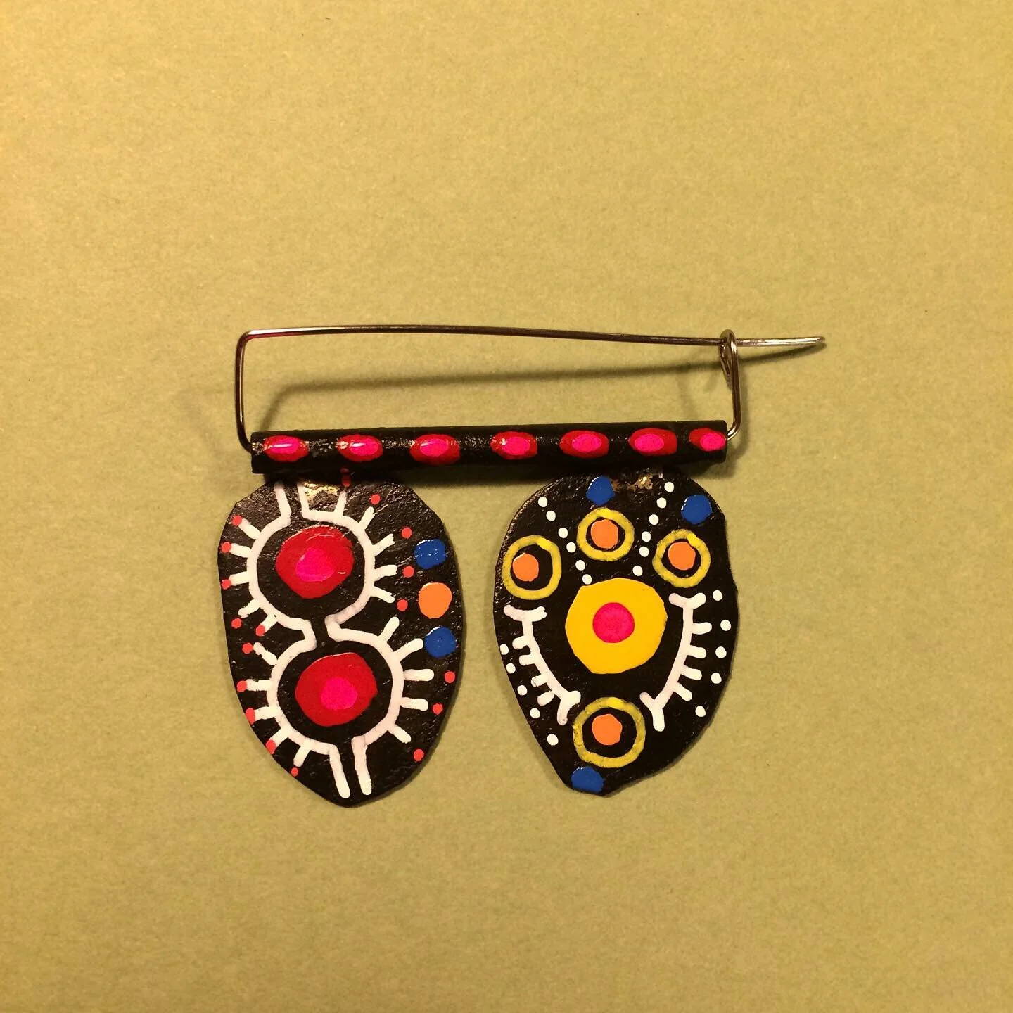 Portraits, double sided brooches - Material: zinc, paint, remanium (pin)