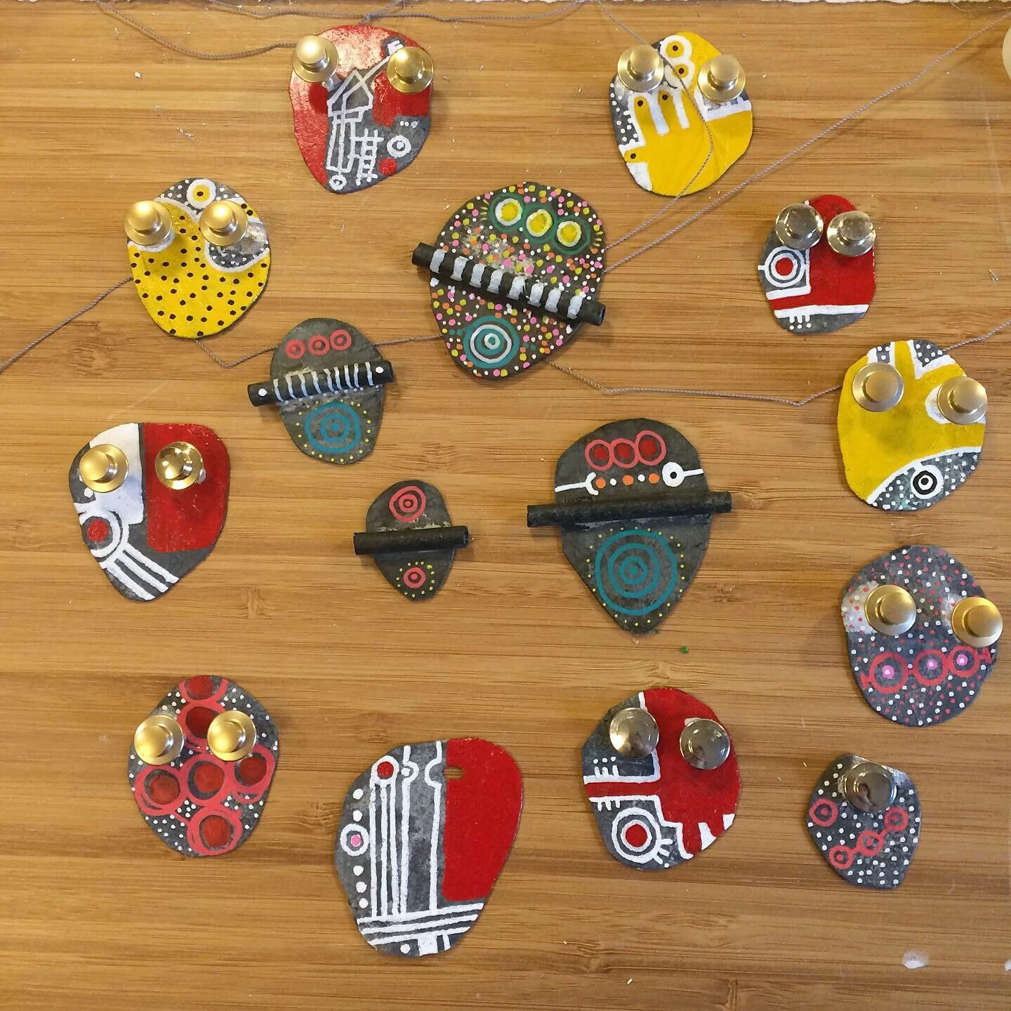 Portraits, double sided brooches - Material: zinc, paint, remanium (pin)