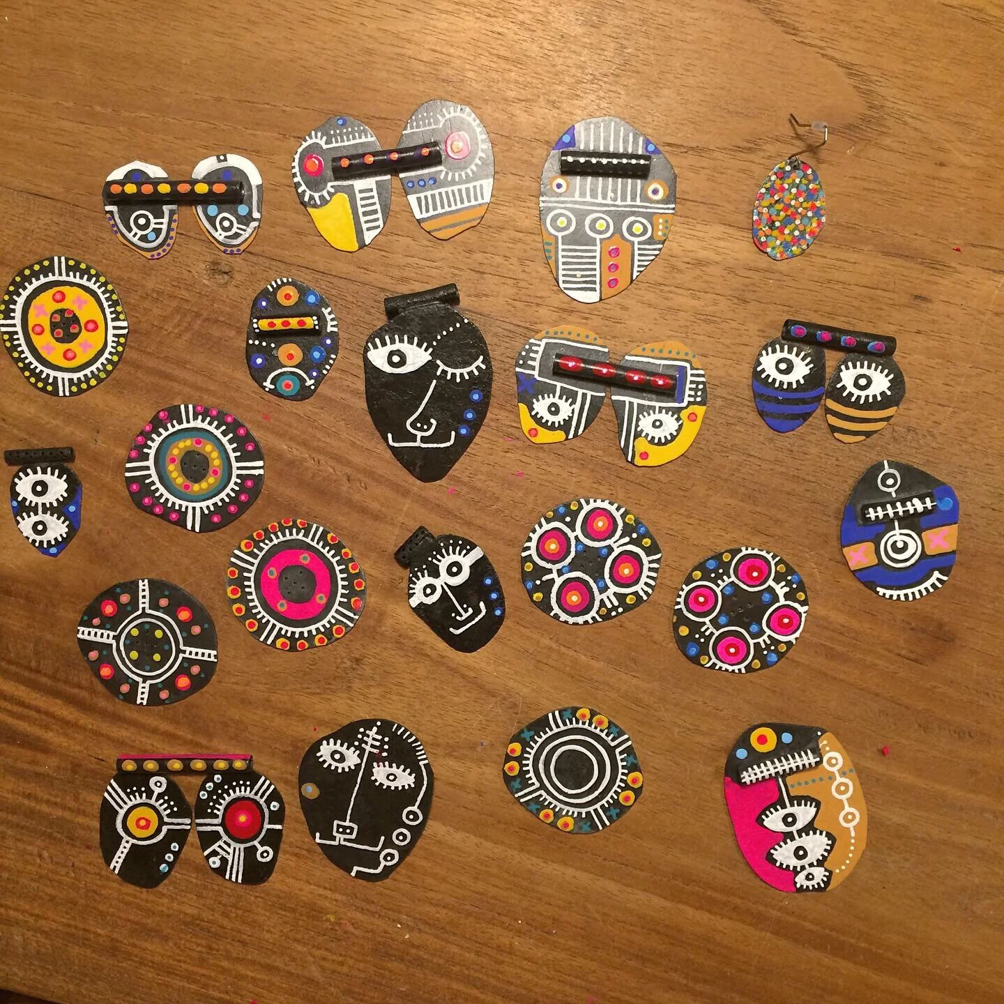 Portraits, double sided brooches - Material: zinc, paint, remanium (pin)