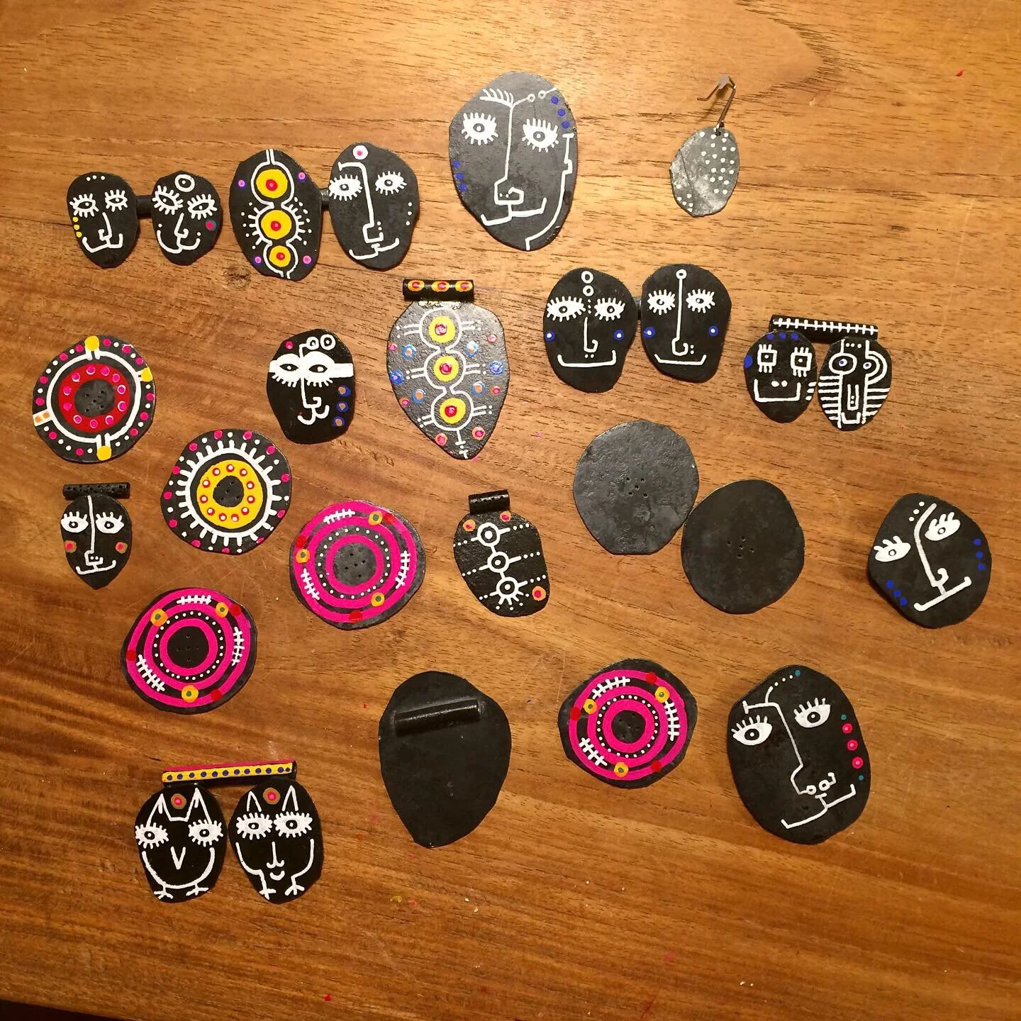 Portraits, double sided brooches - Material: zinc, paint, remanium (pin)