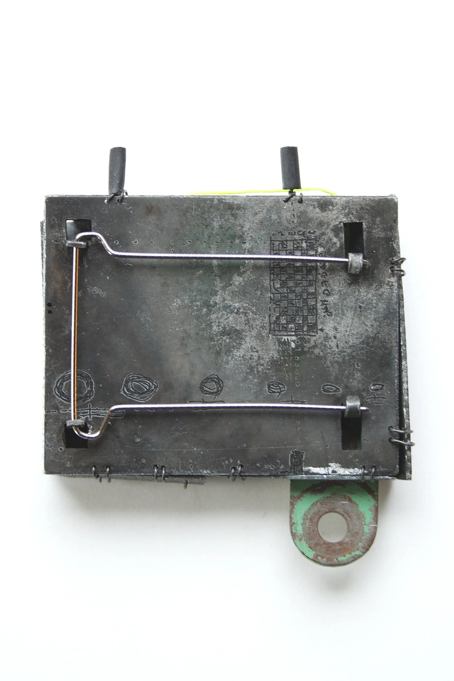 #829 /back/  - Kinetic Brooch