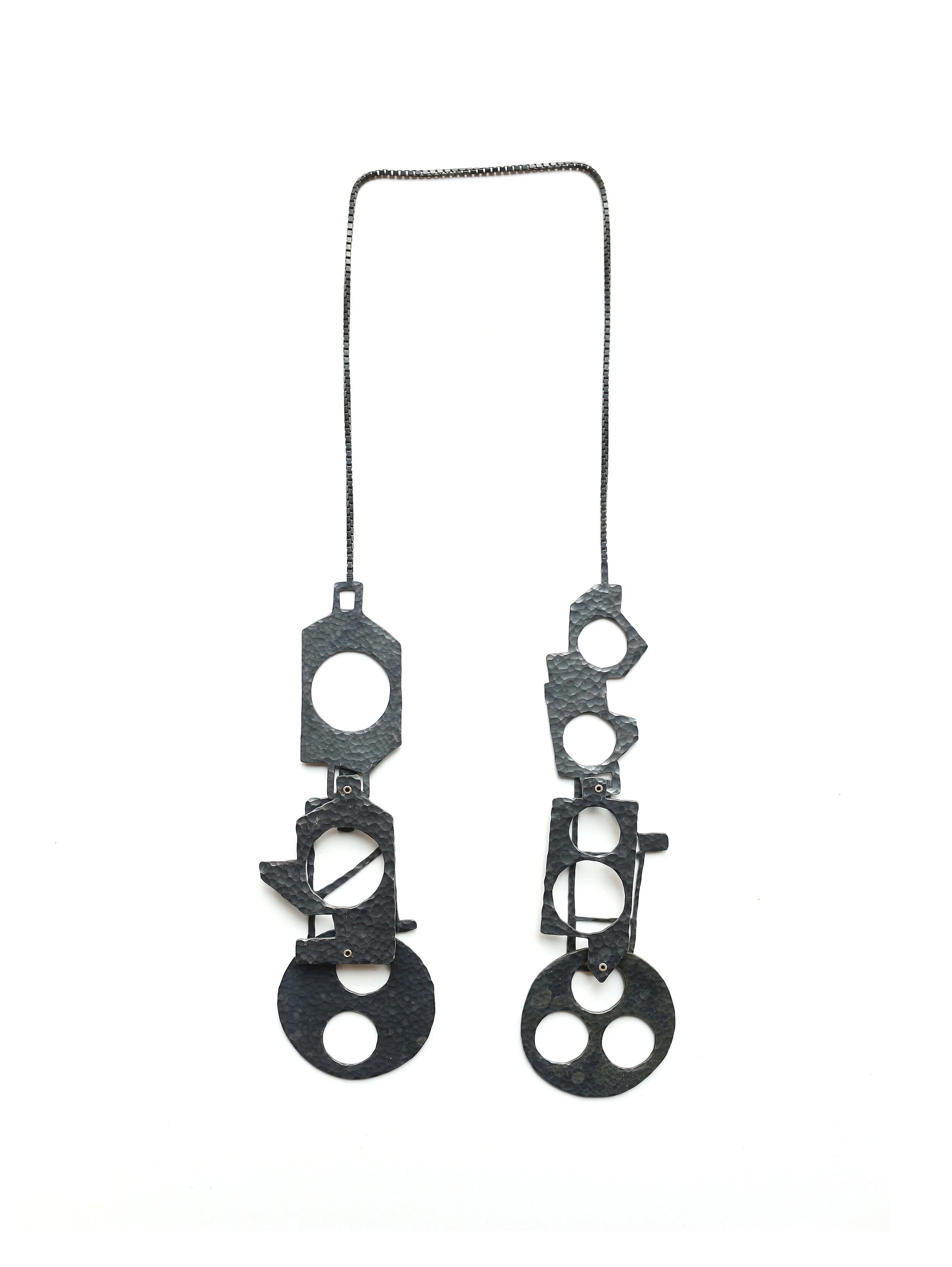 Kindred Spirits - Materials: silver, silver chain, aluminium - Collection CODA Museum, Apelrdoorn 