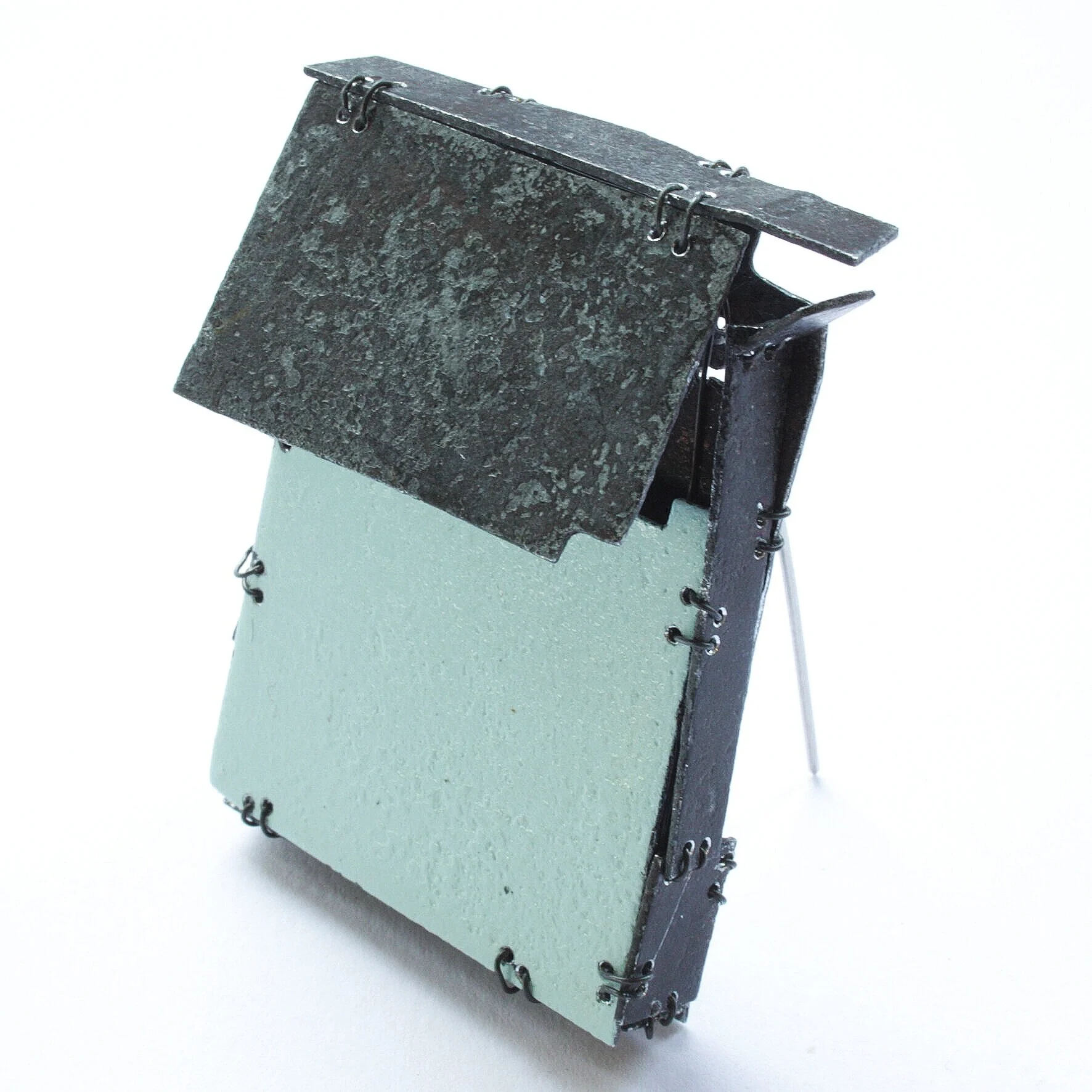 Kinetic brooch 'Idea box' - Materials: zinc, paint, iron wire. 