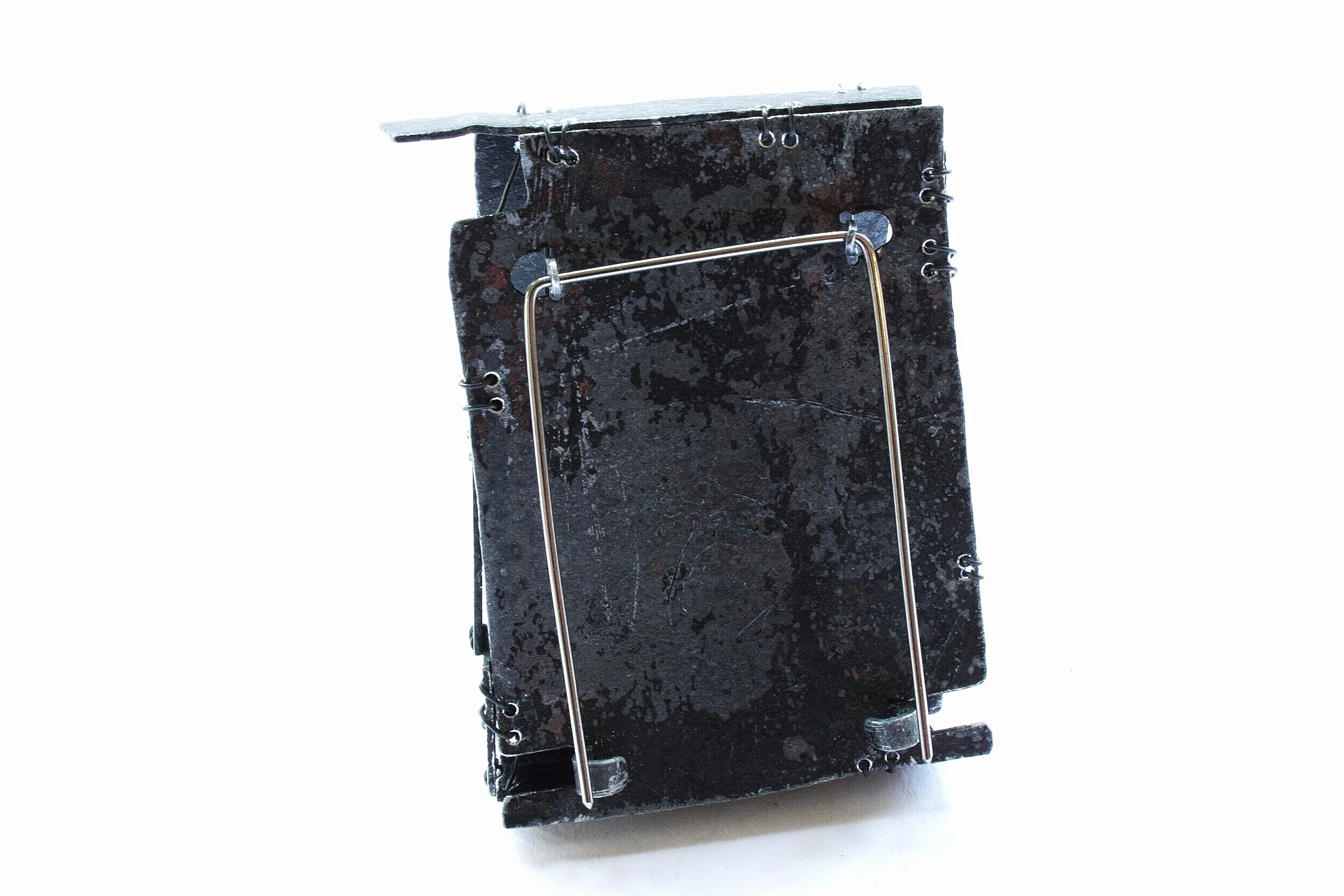 Kinetic brooch 'Idea box' /back/- Materials: zinc, paint, iron wire. 