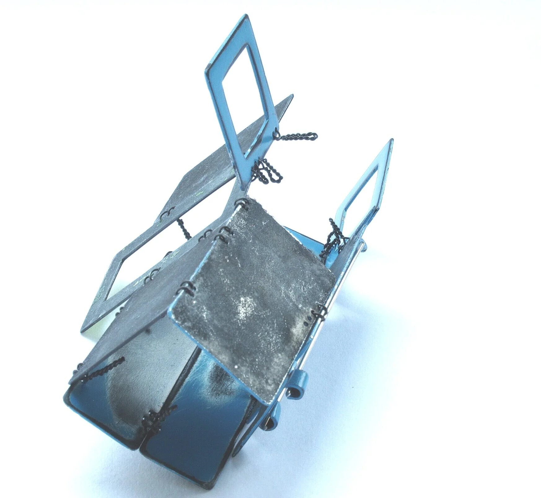 There is life after graduation - Kinetic Brooch - Materials: zinc, paint, iron wire