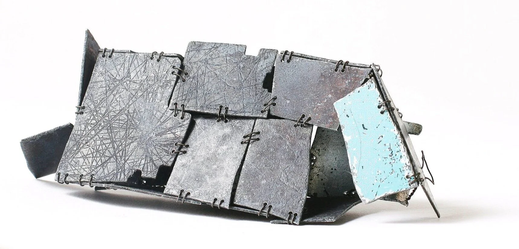 Doosje/ Little box - Kinetic Object - Materials: etching plate of other artists, paint, iron wire.