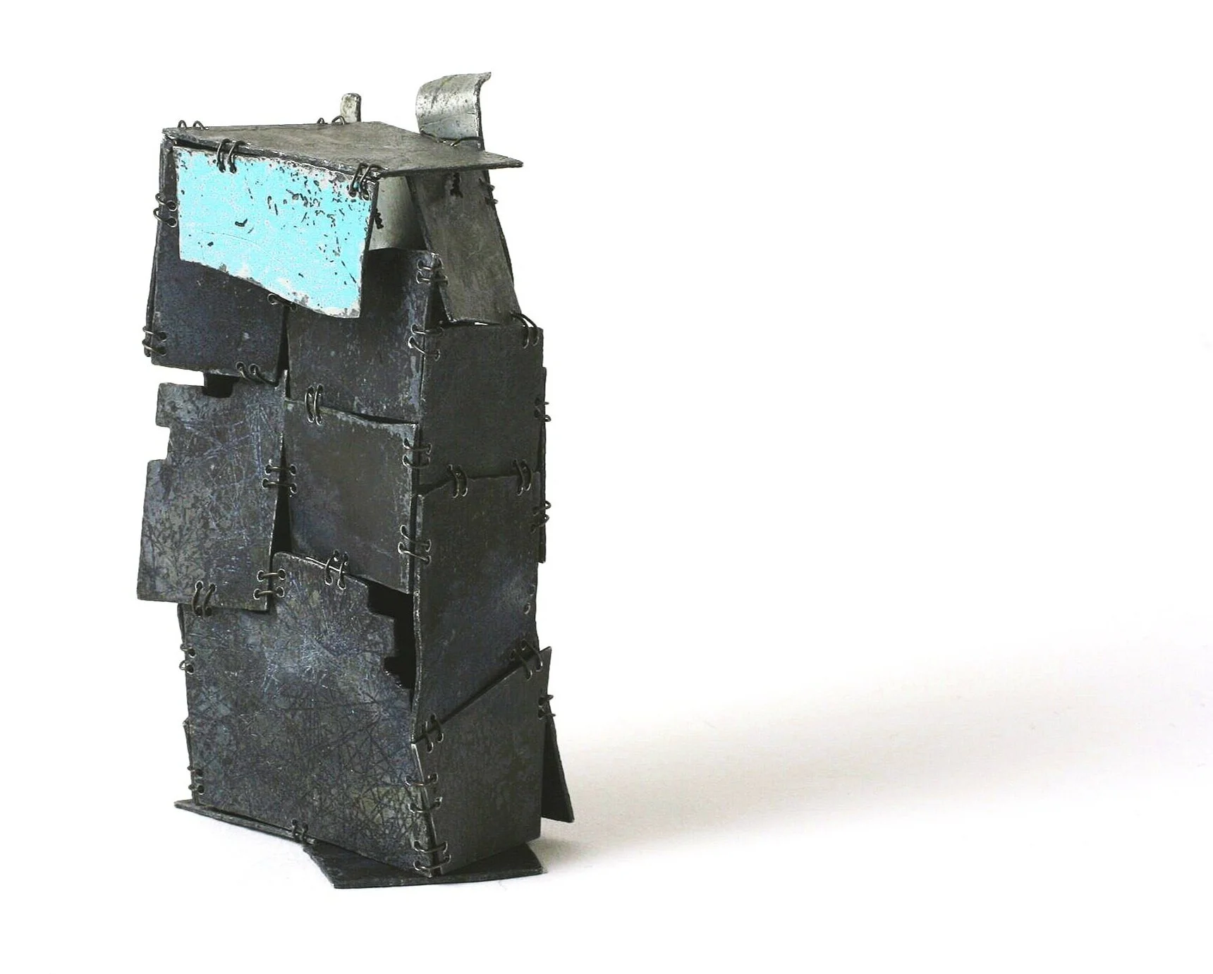 Doosje/ Little box - Kinetic Object - Materials: etching plate of other artists, paint, iron wire.