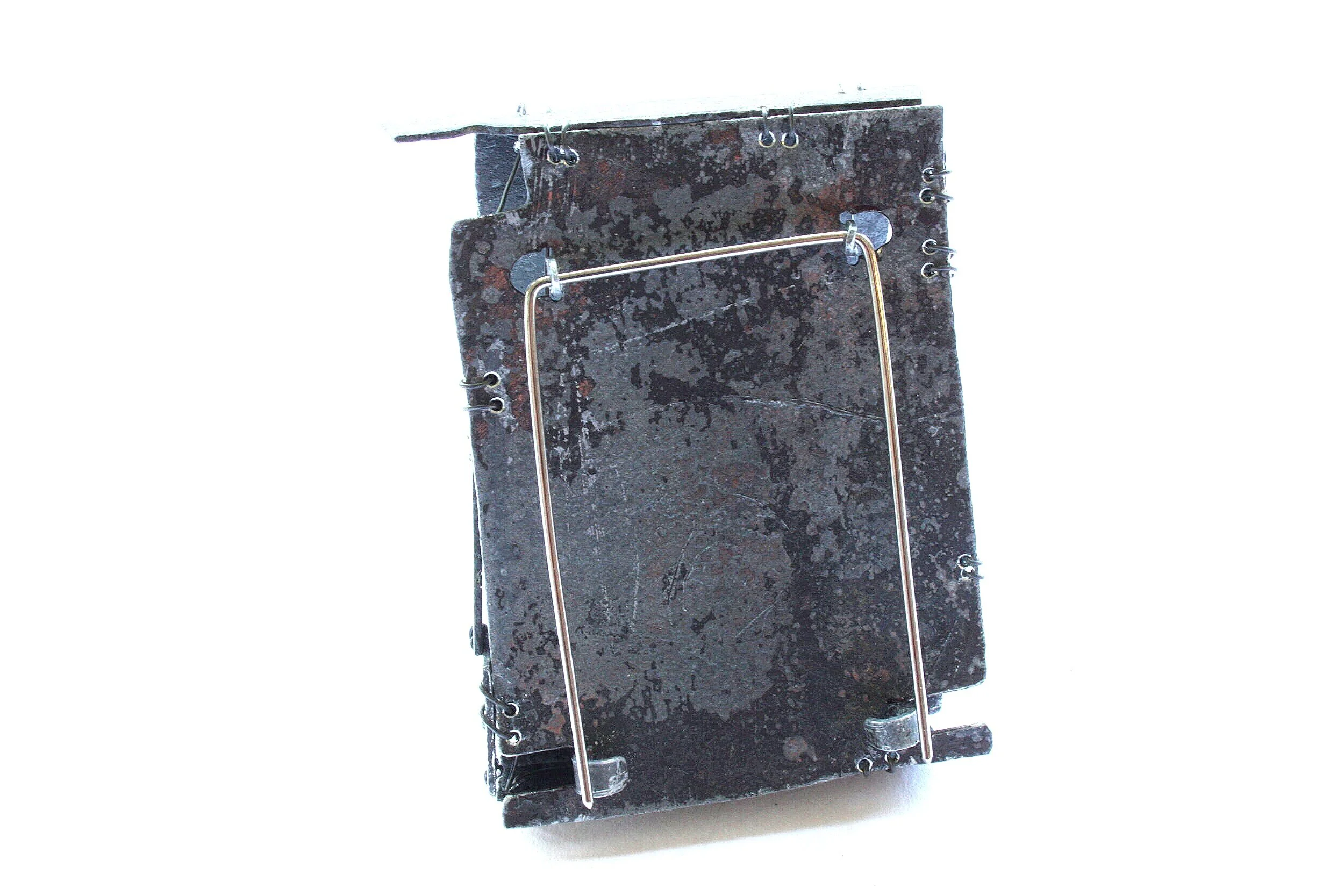 Idea box - Kinetic Brooch - Materials: zinc, paint, iron wire