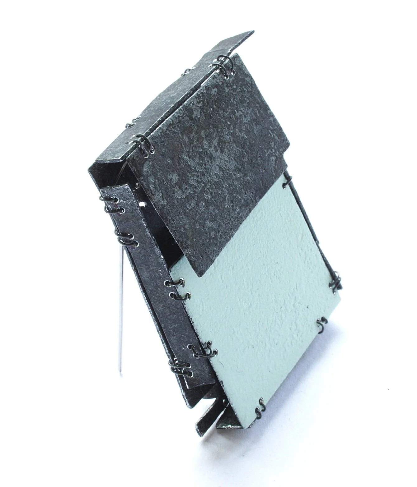 Idea box - Kinetic Brooch - Materials: zinc, paint, iron wire