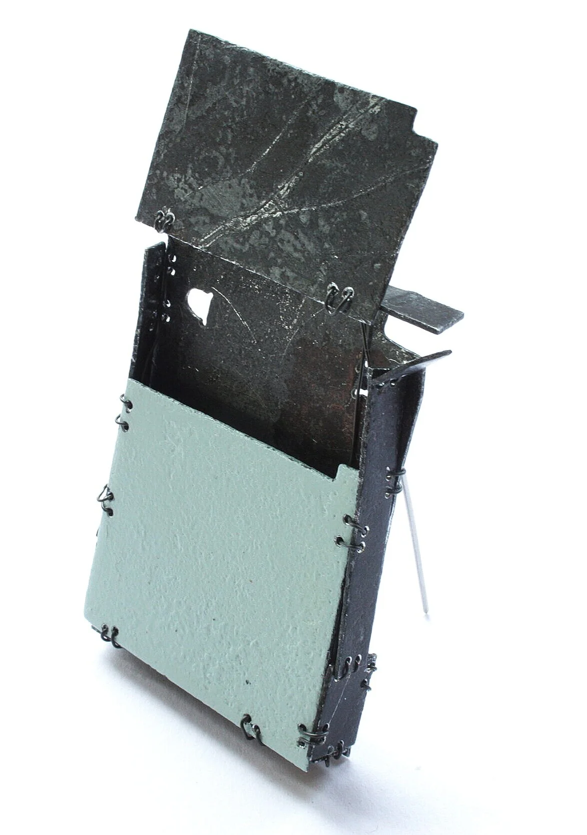 Idea box - Kinetic Brooch - Materials: zinc, paint, iron wire
