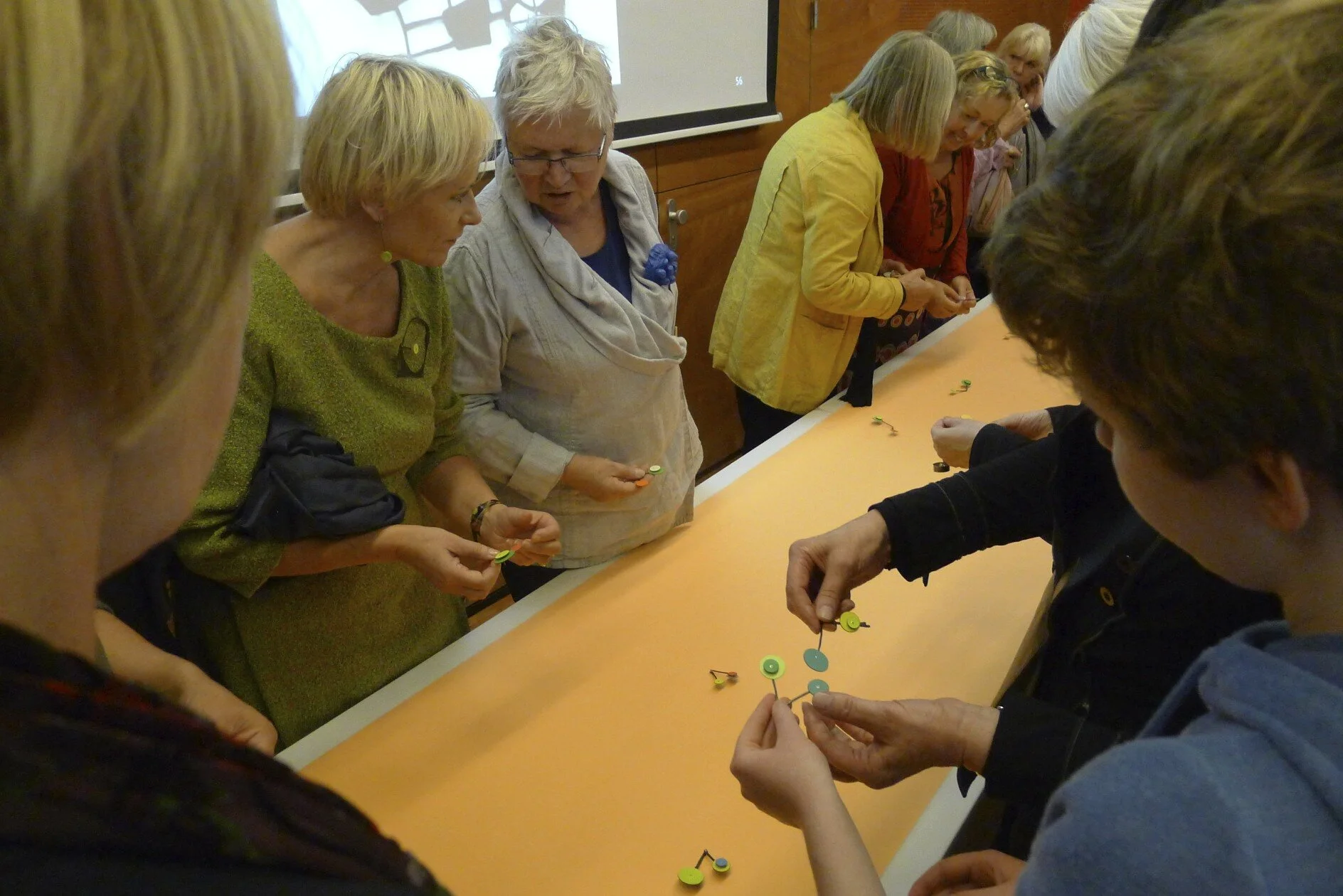 Presentation of the multiple brooches 'Garden'