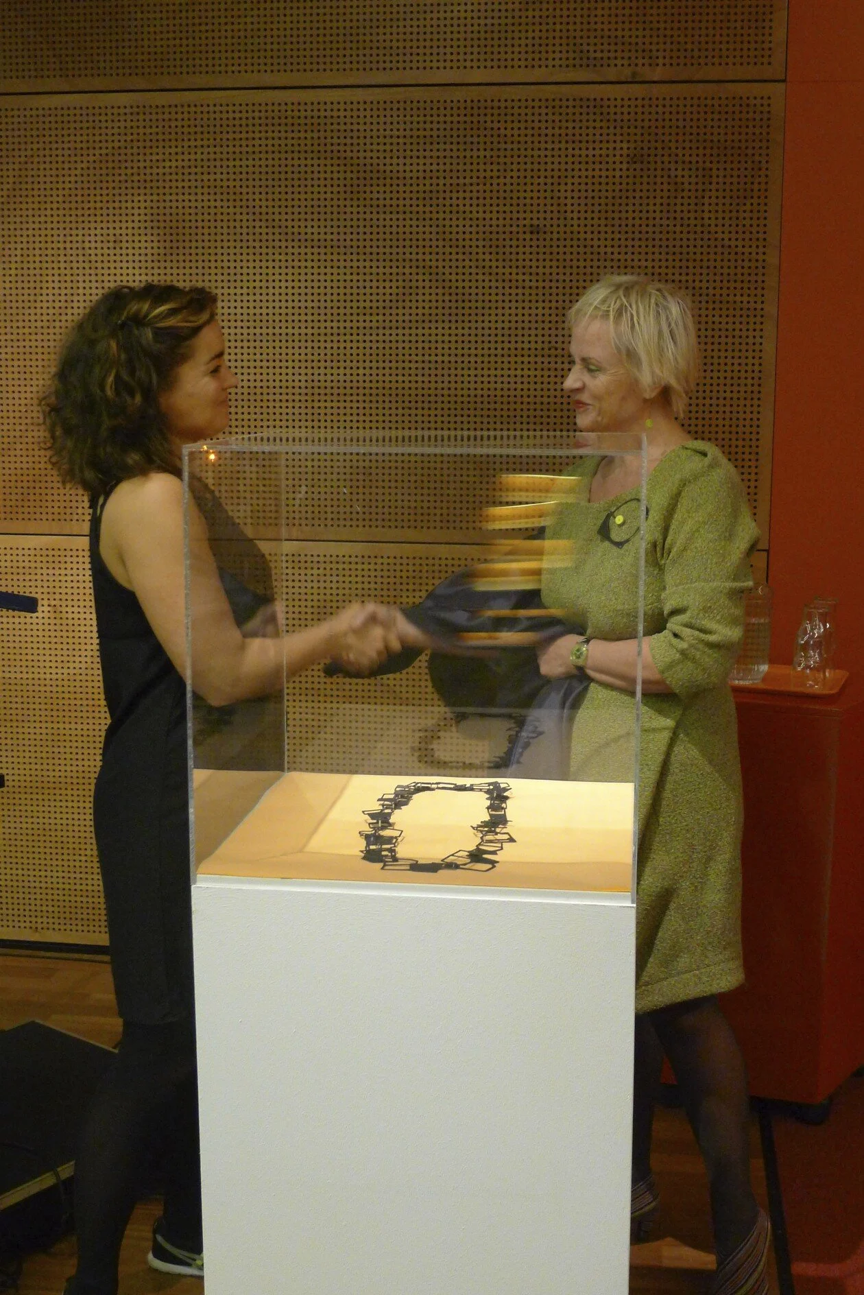With Carin Reinders, director of CODA Museum, presentation of the Necklace 'Langgewagt'