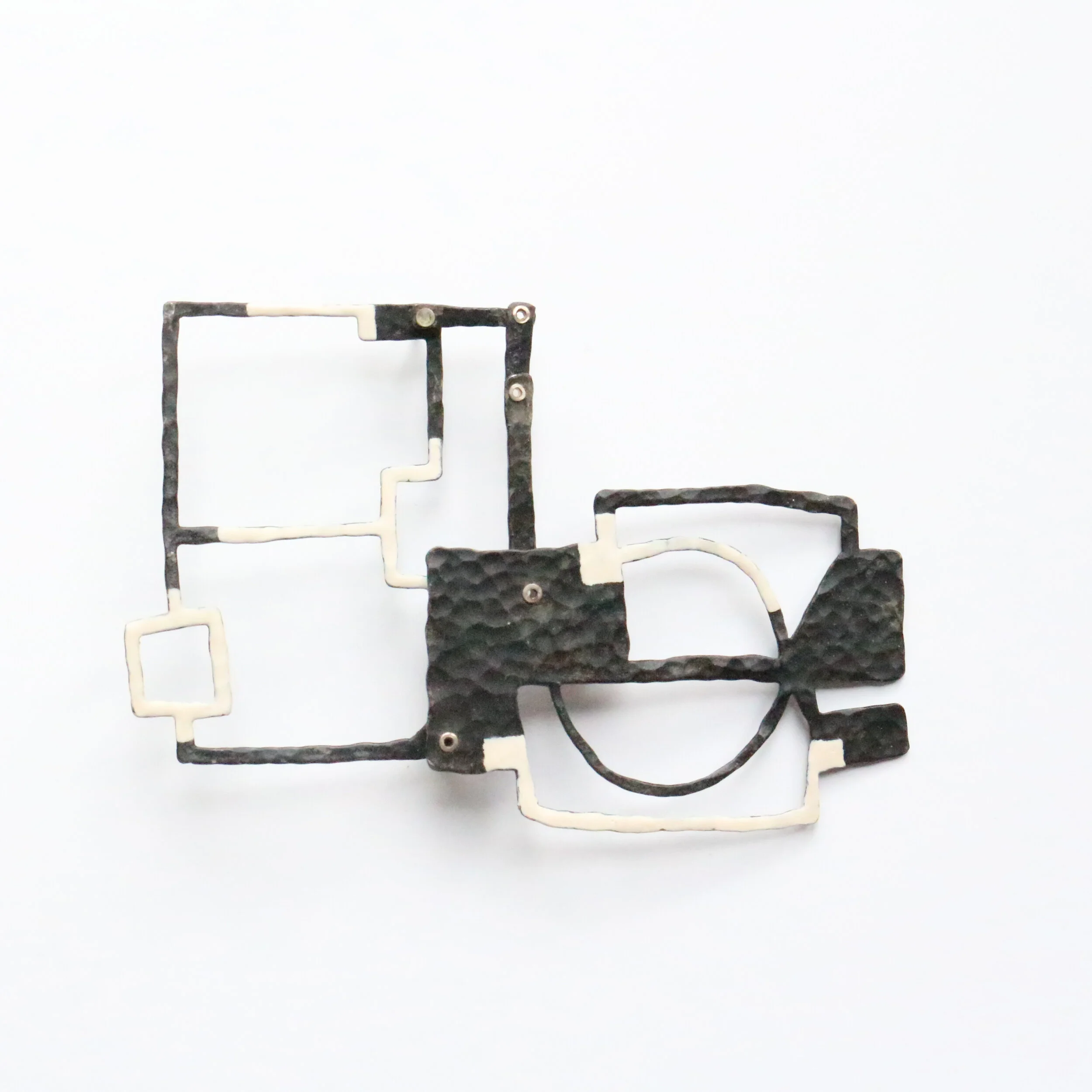 Playground - Materials: steel, silver, aluminium, paint - kinetic brooch /open/ - Collection CODA Museum, Apeldoorn, NL