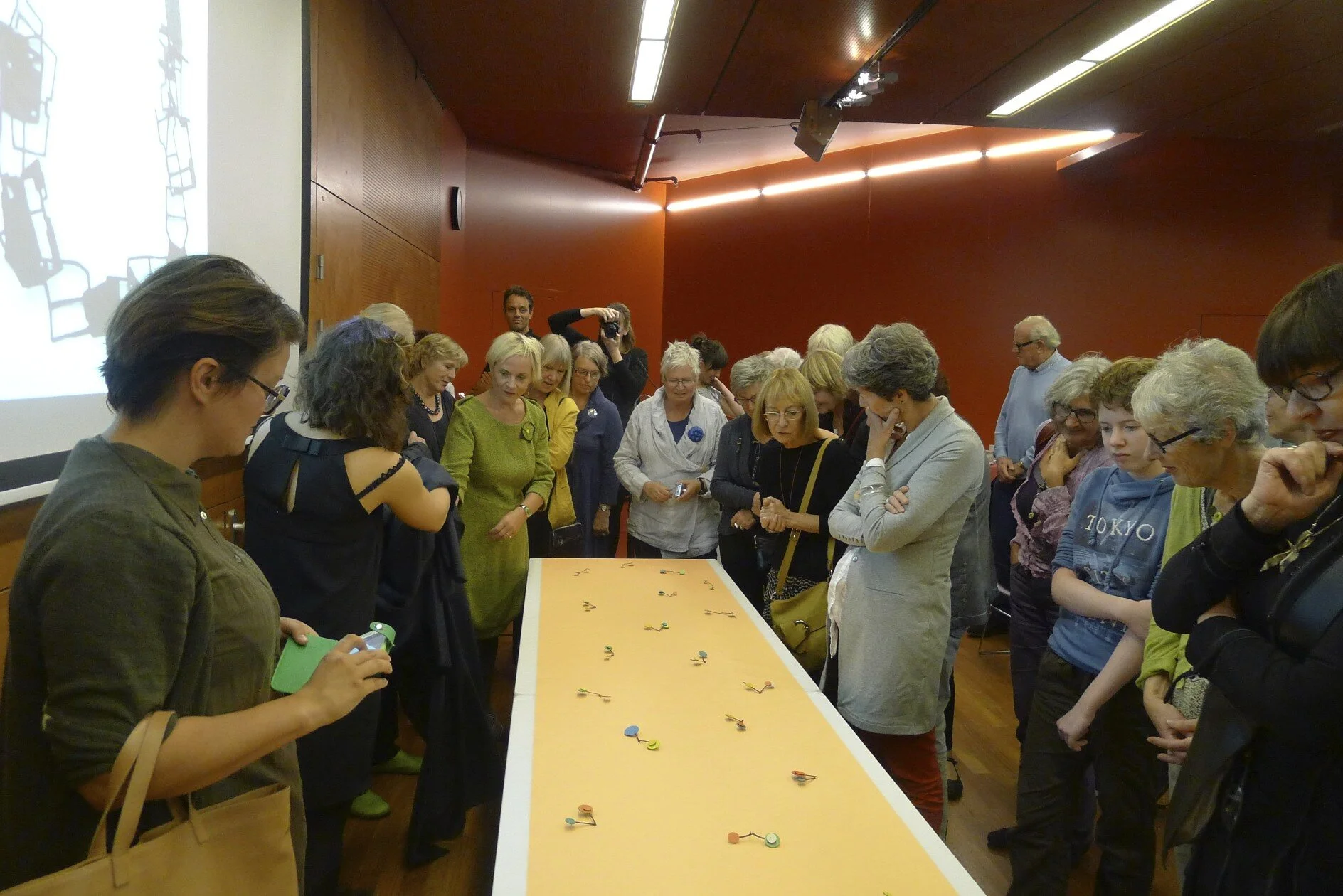 Presentation of the multiple brooches 'Garden'