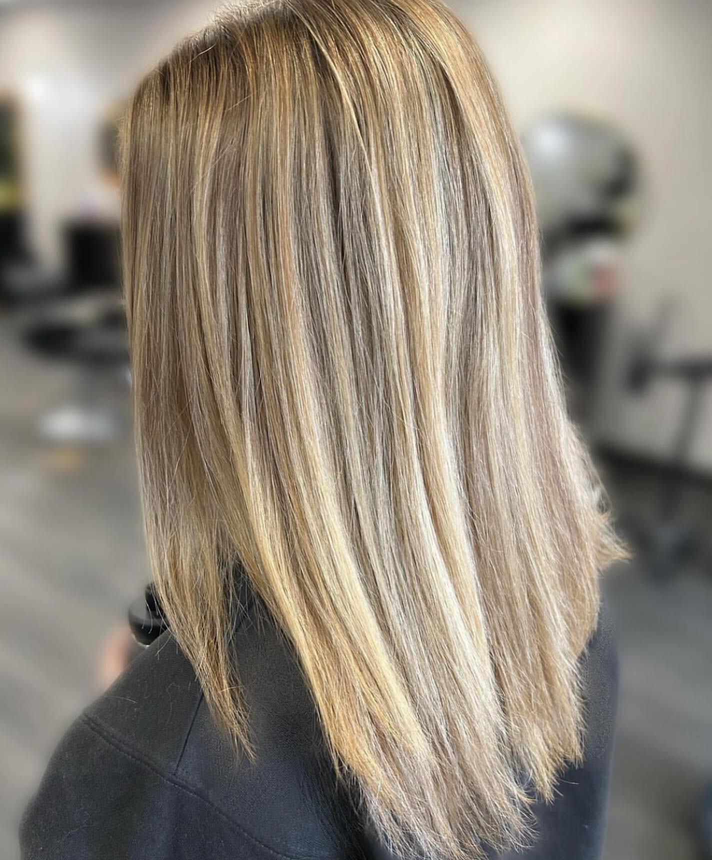 Beautiful blonde by @lightenedbyliv she is accepting new clients! For booking go to staturesalon.com✨