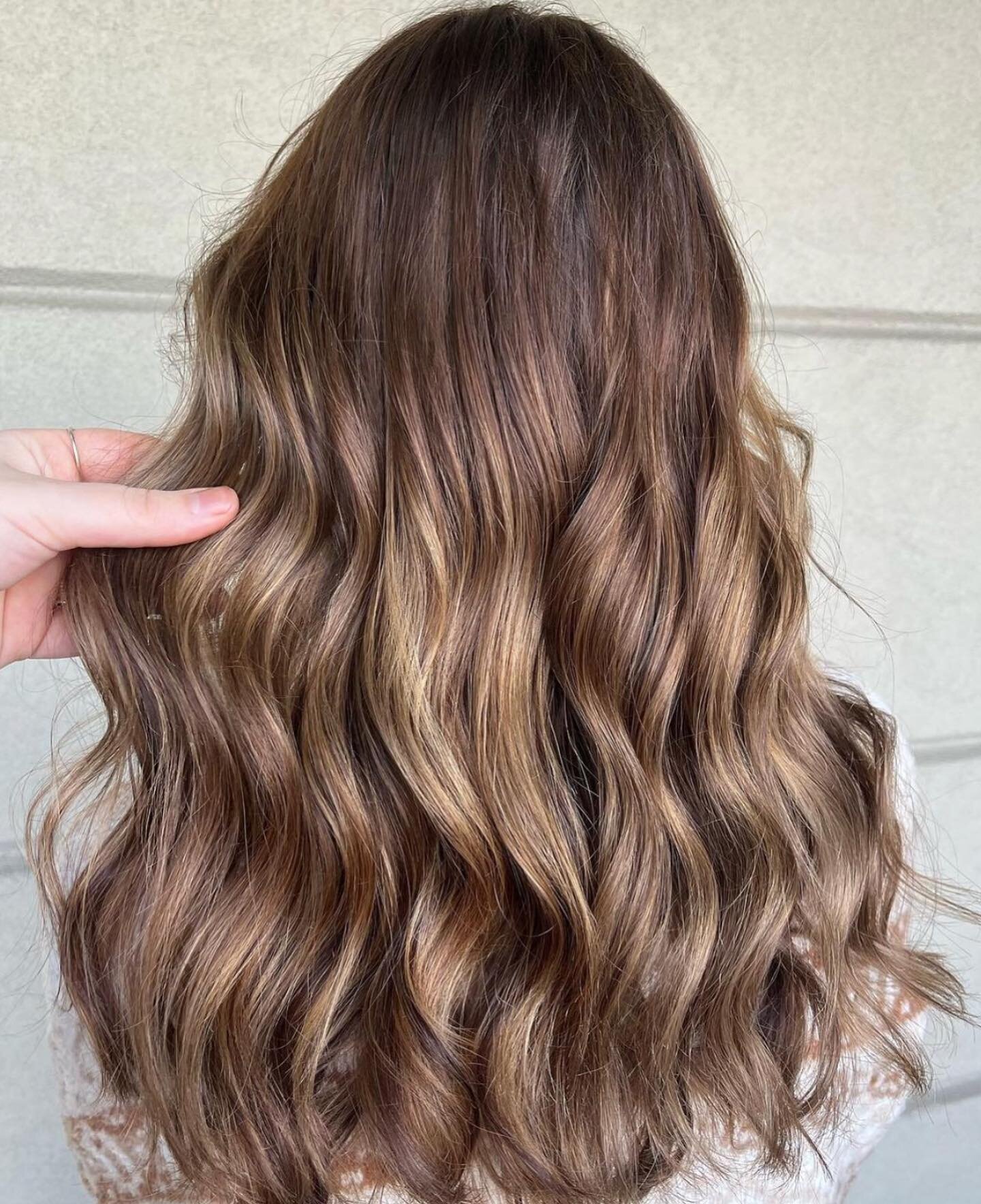 Beautiful balayage by @get.scissored 

She is accepting new clients! For booking go to staturesalon.com