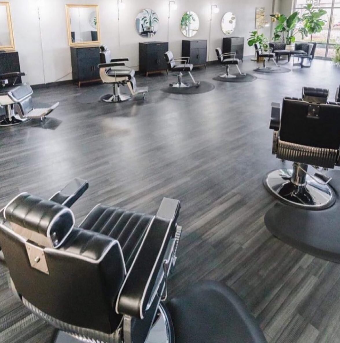 We are looking for a Stylist to start at Stature Salon &amp; Barber Shop 

-Access to the building for your own hours of operation as an Independent Contractor 
-Free parking for you and your guests in downtown boise
-Marketing, social media promotio