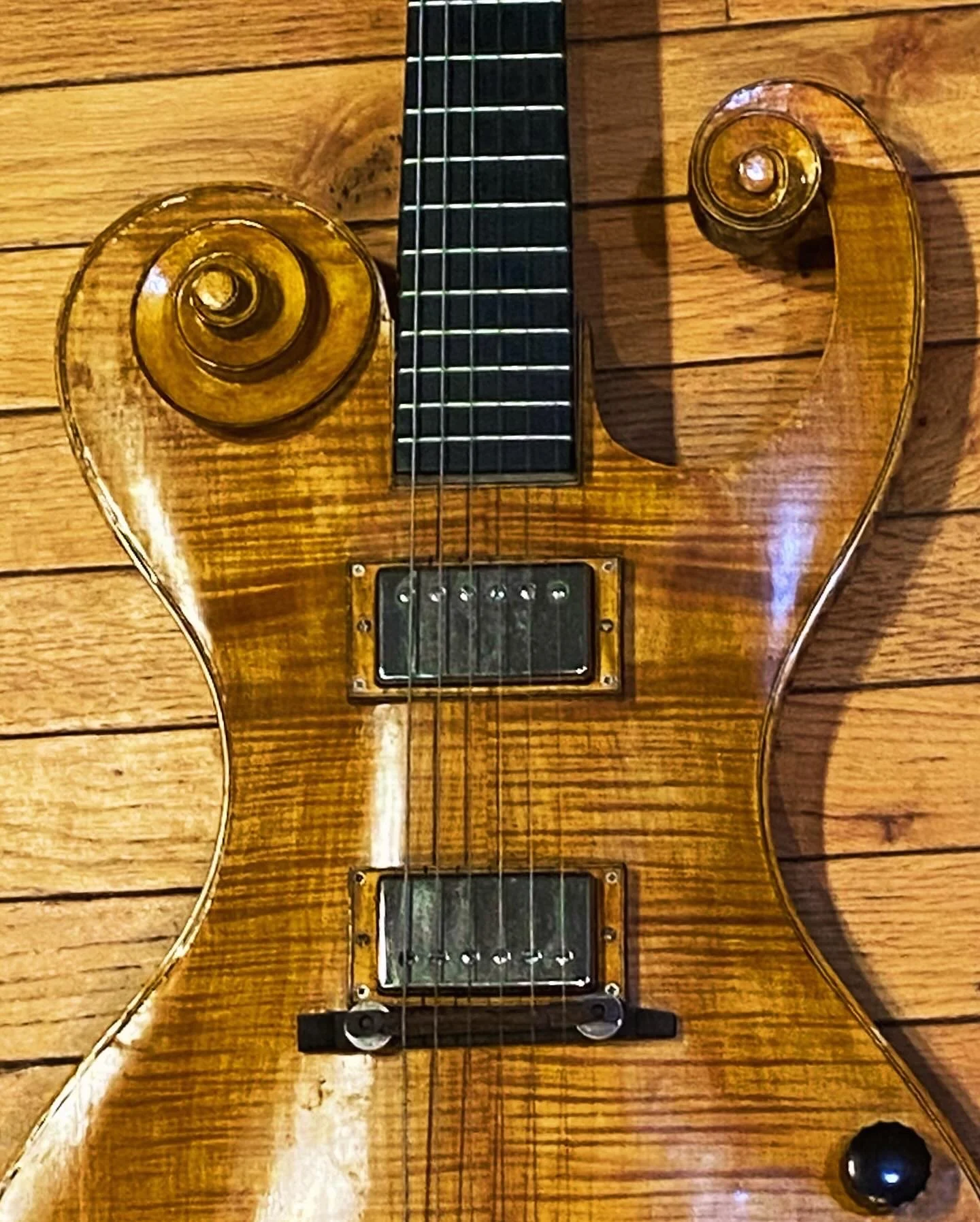 Body 18th Century Electric Guitar