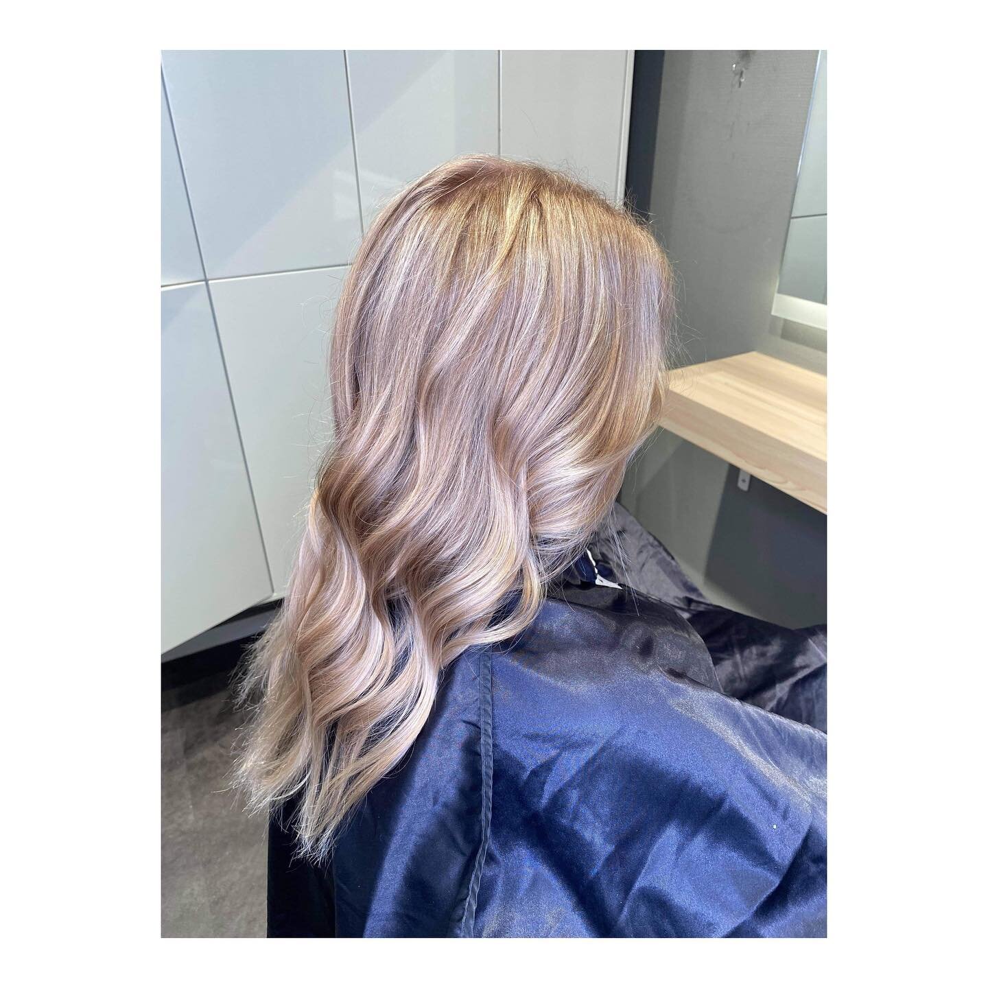 Foliejobb av Vilde 🤩💪🏻

#bechfris&oslash;r #wellahair #wellacolor