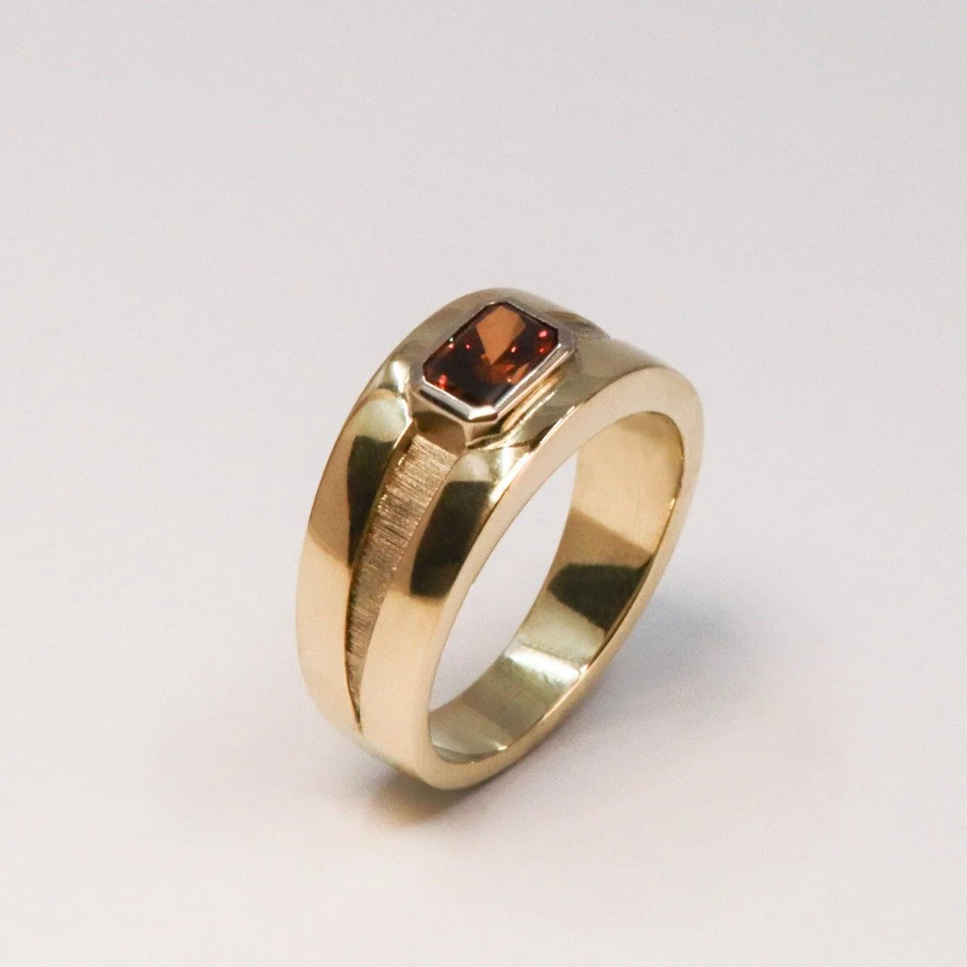 ✨ Gouden Herenring KUIPER ✨
Vervaardigd in ons atelier van 14K geel- en witgoud, met een LABgrown diamant.🧡
Tijdens het ontwerpproces kunnen onze opdrachtgevers zelf kiezen:
- Een 3D-geprint model (indien mogelijk) – met uiterste precisie en