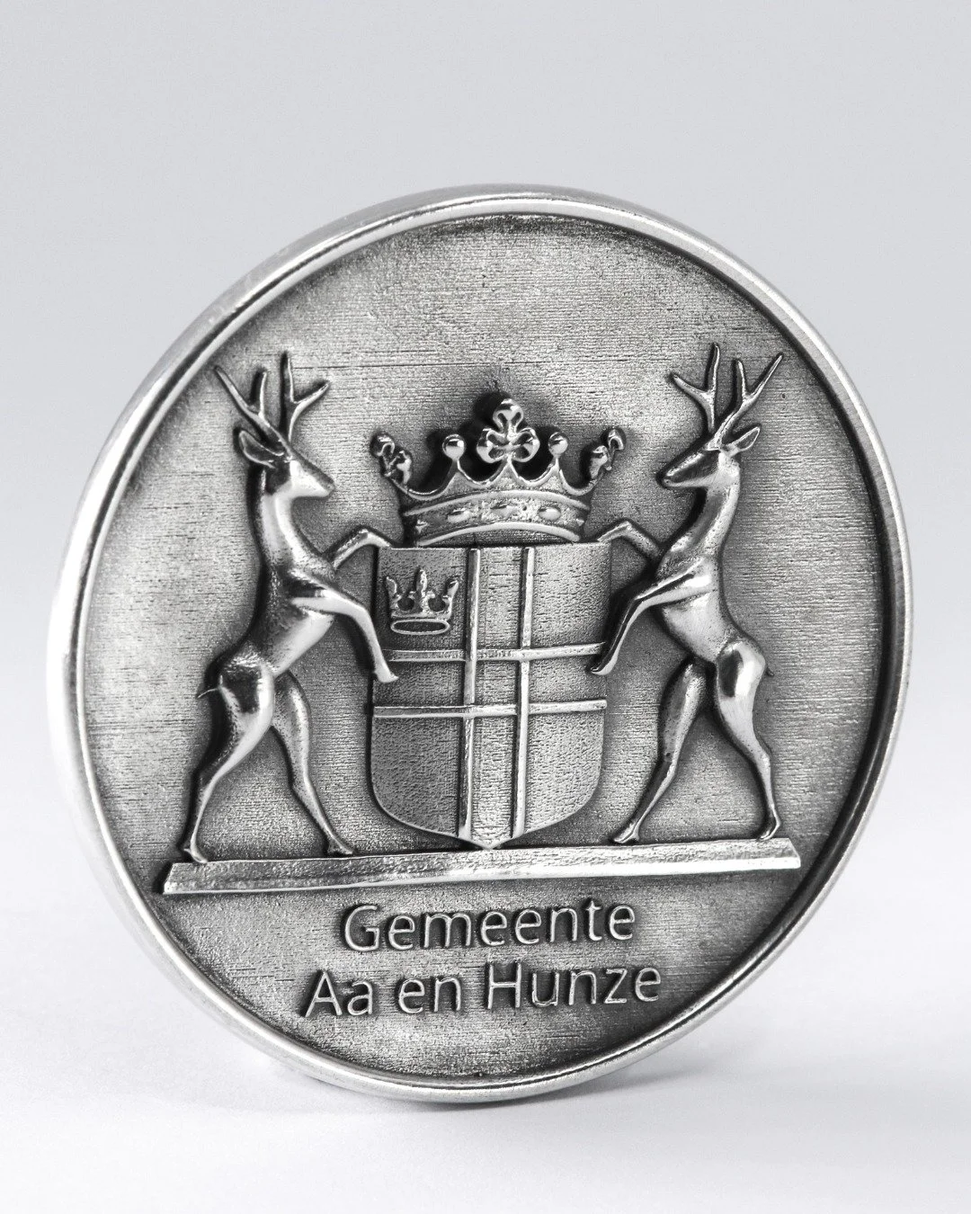 ✨ Een bijzonder moment! ✨
De zilveren munt van Gemeente Aa en Hunze, die wij eerder mochten ontwerpen en vervaardigen, is afgelopen zaterdag voor het eerst uitgereikt 🏅
De eer viel te beurt aan Ons Dorpshuis Annen — een prachtige erkenning vo