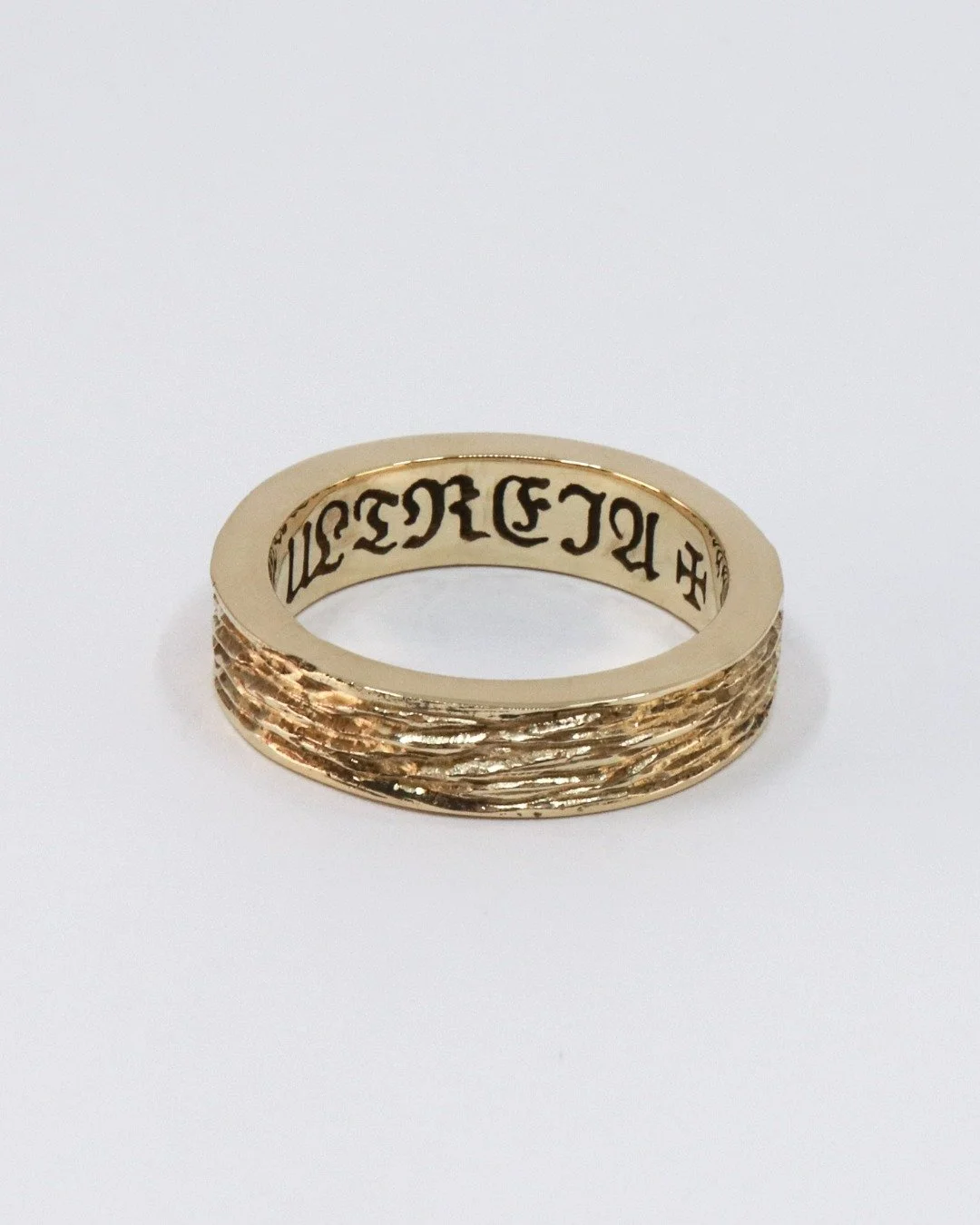 Heren HerinnerRING ULTREIA ✨

Voor deze bijzondere ring hebben we drie dierbare trouw- en verlovingsringen samengesmeed tot &eacute;&eacute;n nieuw stuk met een krachtige symboliek.

De persoonlijke boodschap van onze opdrachtgever @hans.eijsink &nda