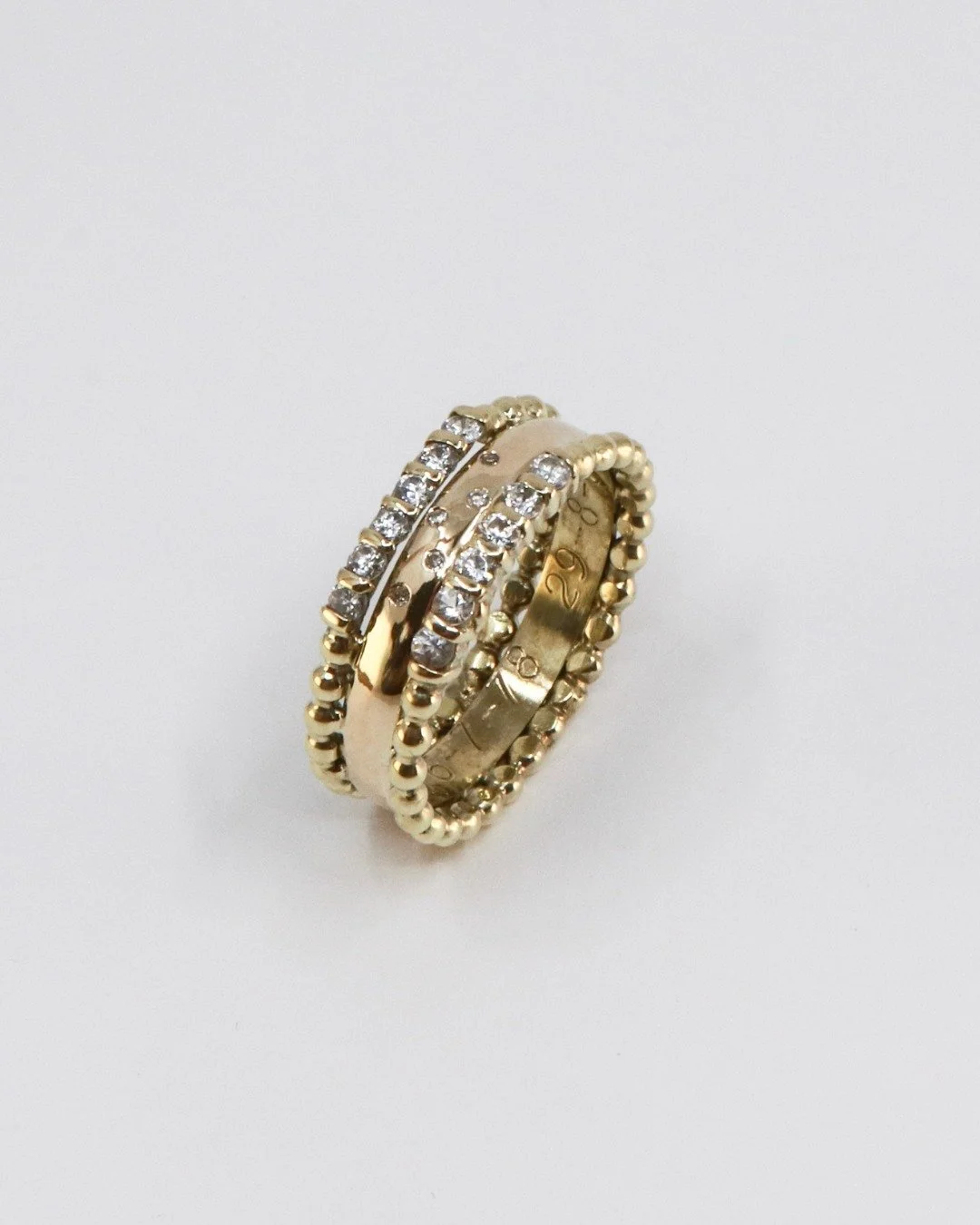 Gouden HerinneRING ✨

Gemaakt van twee dierbare familiejuwelen: de trouwring van moeder en de ring van oma.

In ons atelier hebben we deze herinneringen samengebracht tot &eacute;&eacute;n nieuw sieraad, gezet met 6 witte saffieren en 5 diamantjes.💎