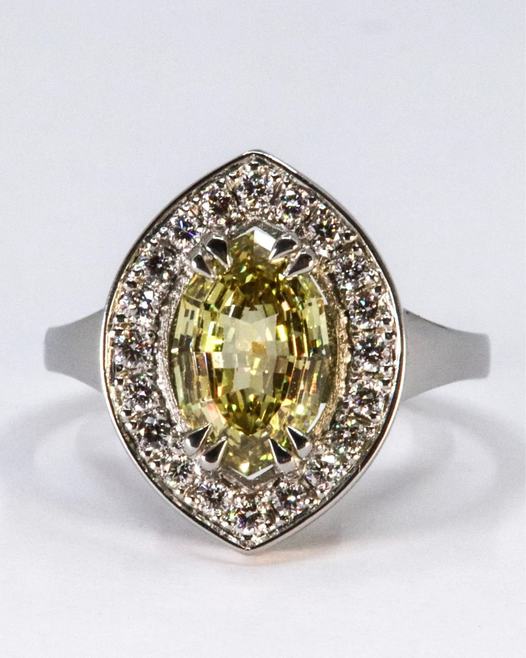 Het nieuwe jaar begint goed ✨💛
Deze verlovingsring mochten wij in ons atelier ontwerpen en vervaardigen: een fancy yellow lab-grown diamant als stralend middelpunt, omringd door 14 witte lab-grown diamantjes voor die extra sparkle.

Wij feliciteren 