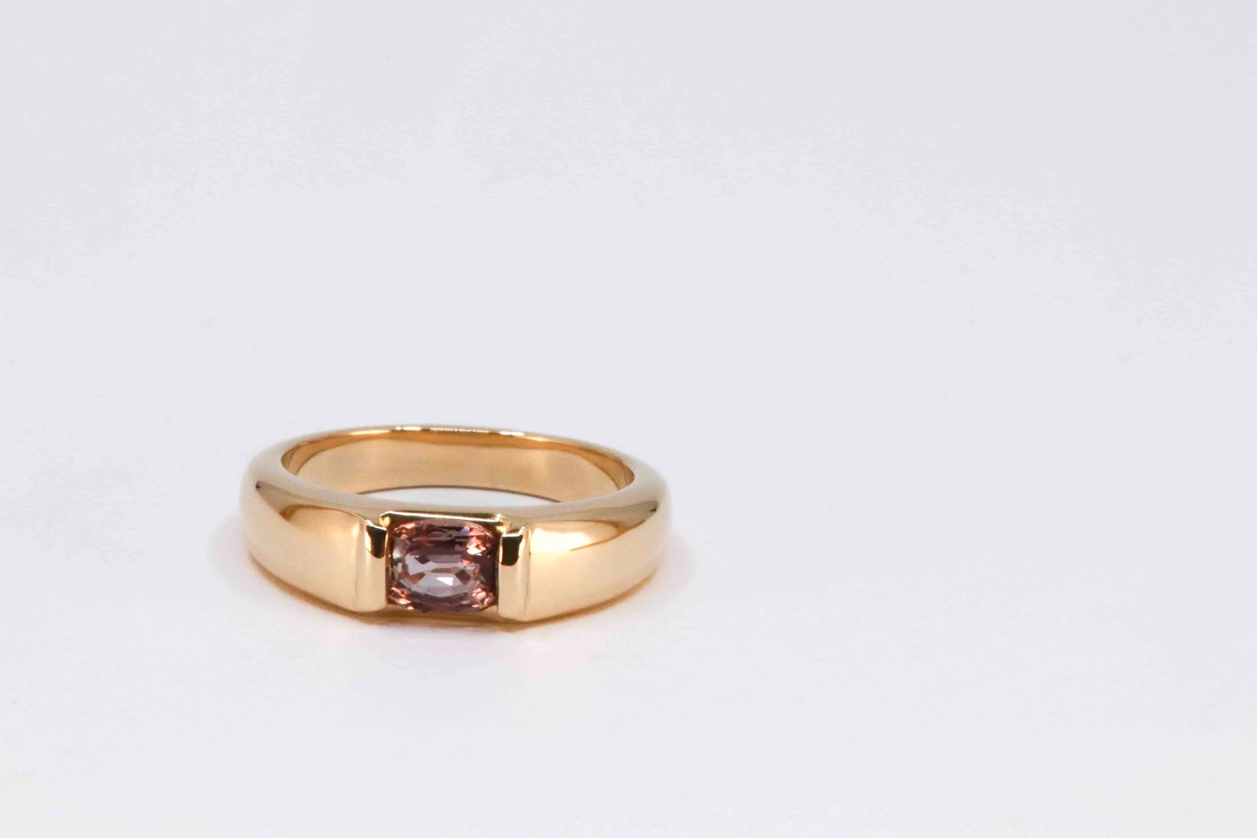 14 karaats geelgouden ring met roze saffier
