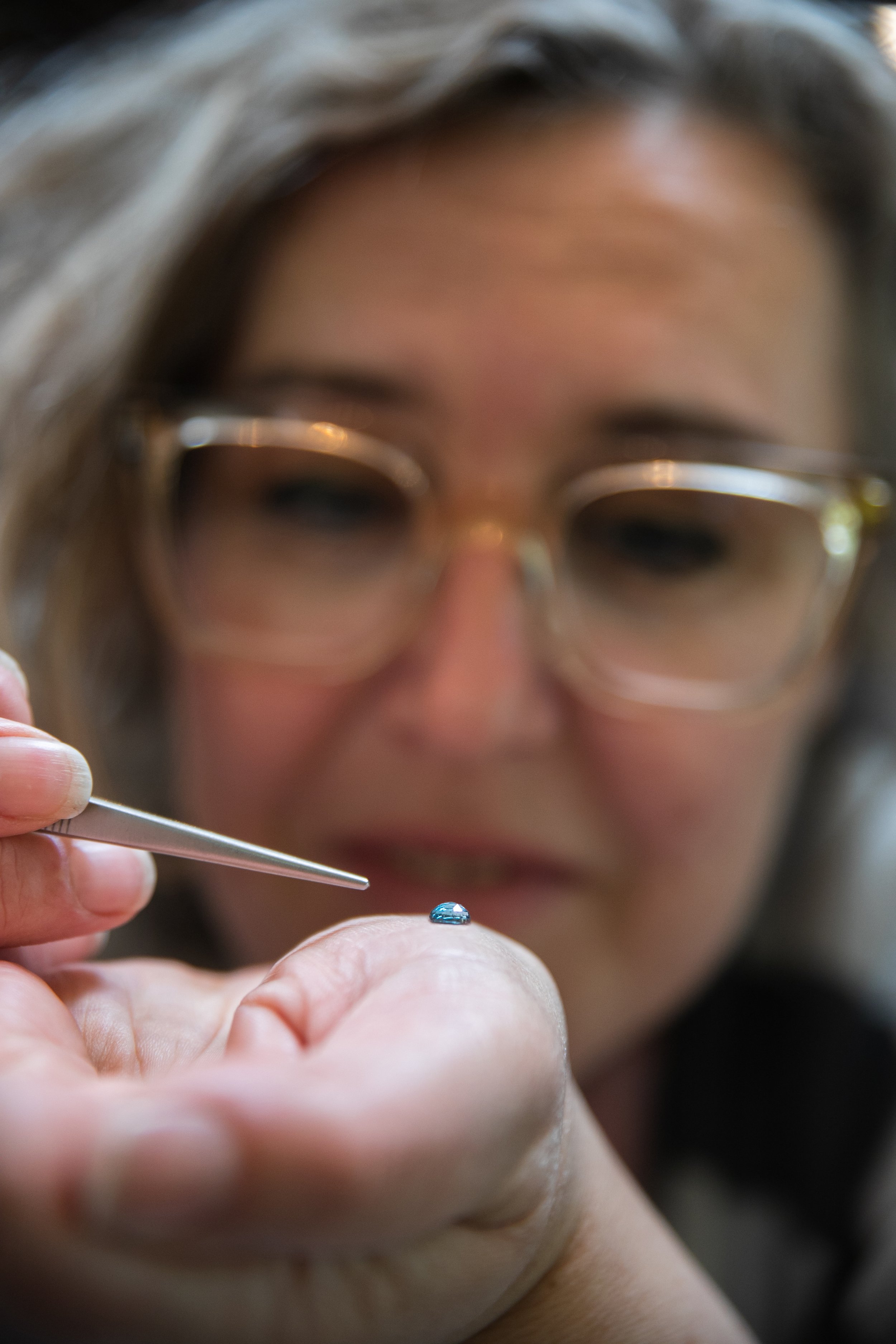 Goudsmid Margriet werkt met de mooiste edelstenen