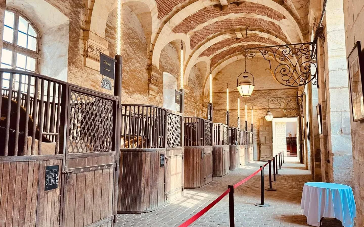 Interior de las caballerizas del palacio de versalles, con paredes de piedra, con bloques de hormigon de cañamo