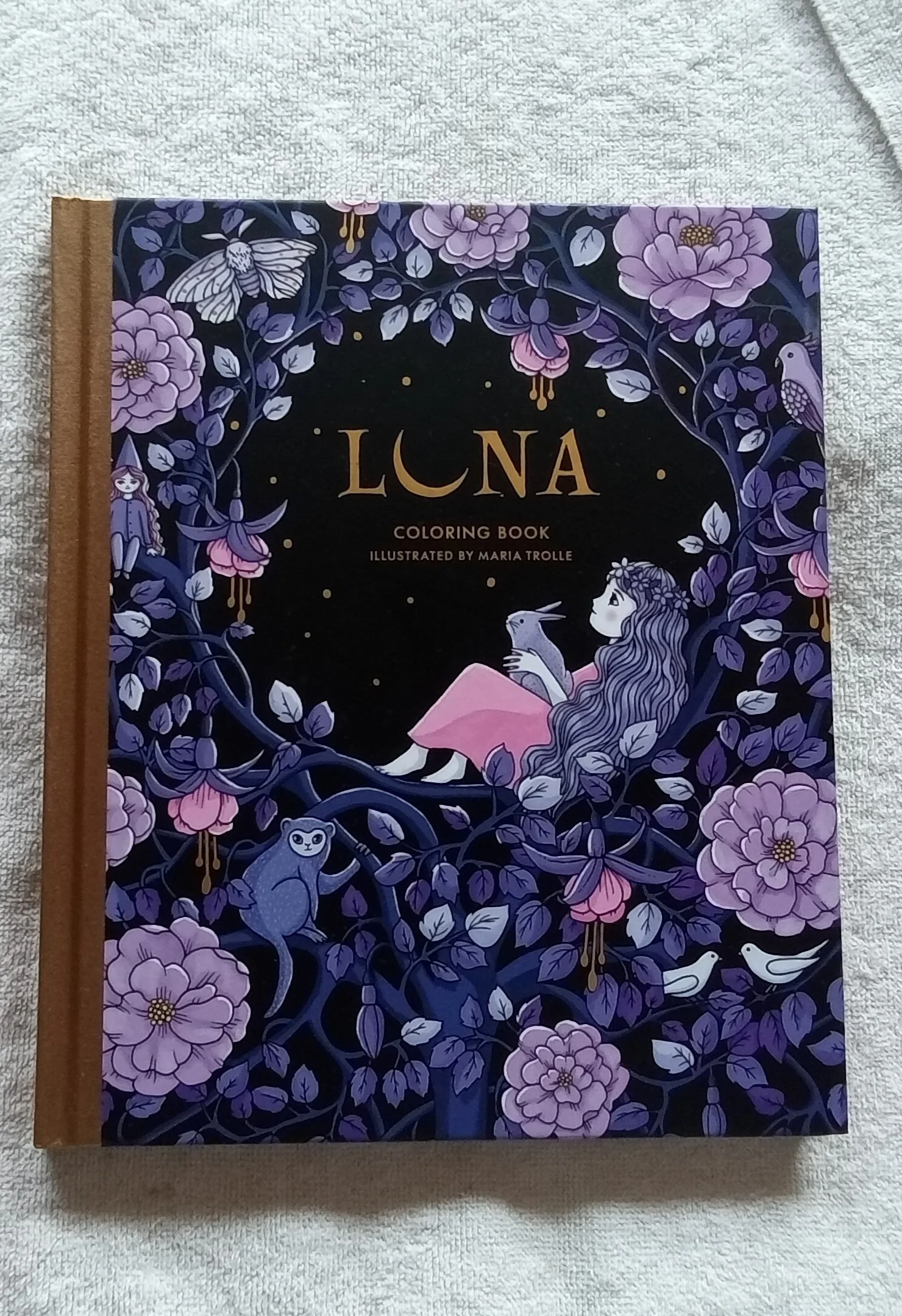 Luna Coloring Book: Hardcover adult coloring book featuring thick, high-quality paper (Maria Trolle)