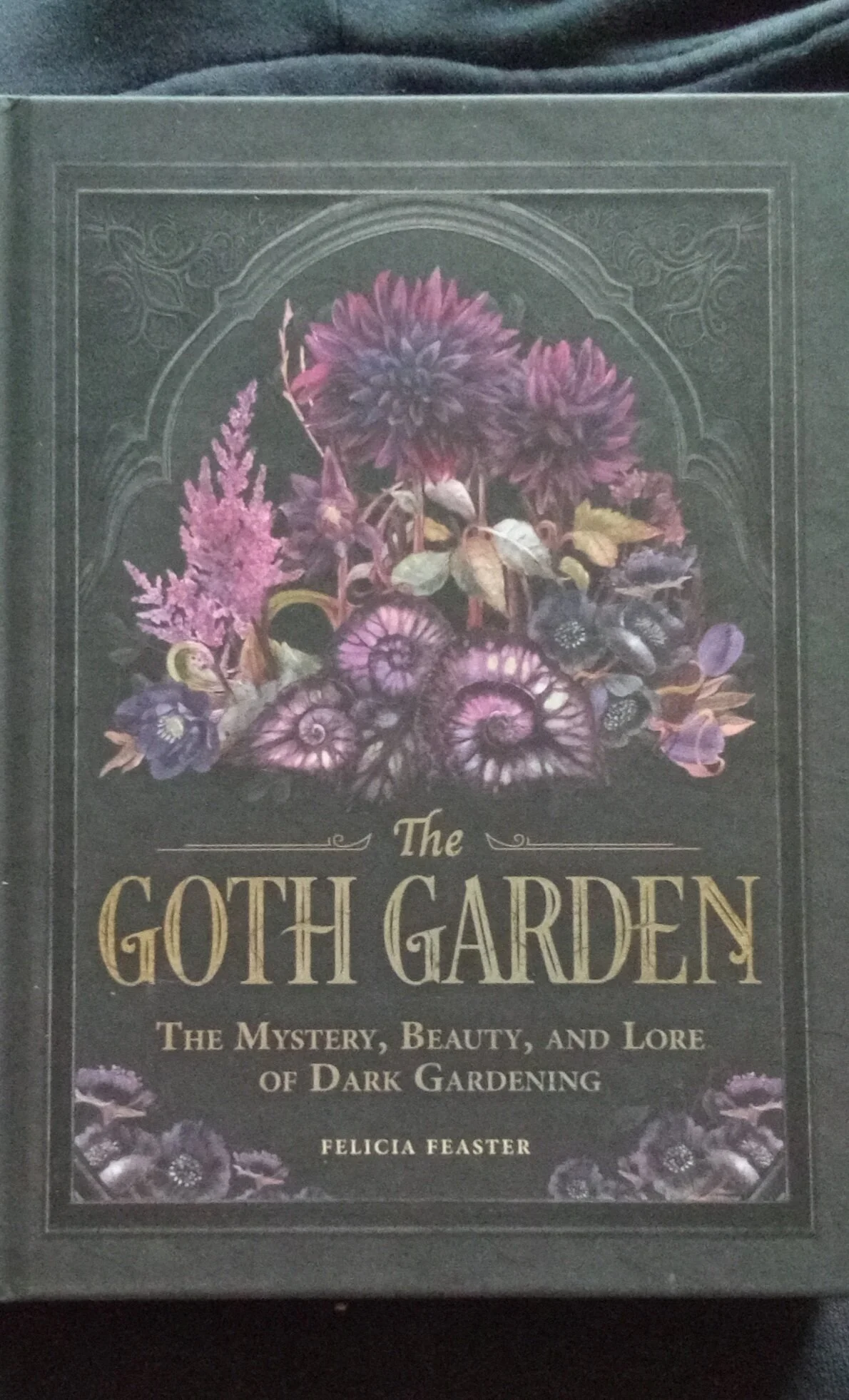 Goth Garden: The Mystery, Beauty, and Lore of Dark Gardening by Felicia Feaster (Author)