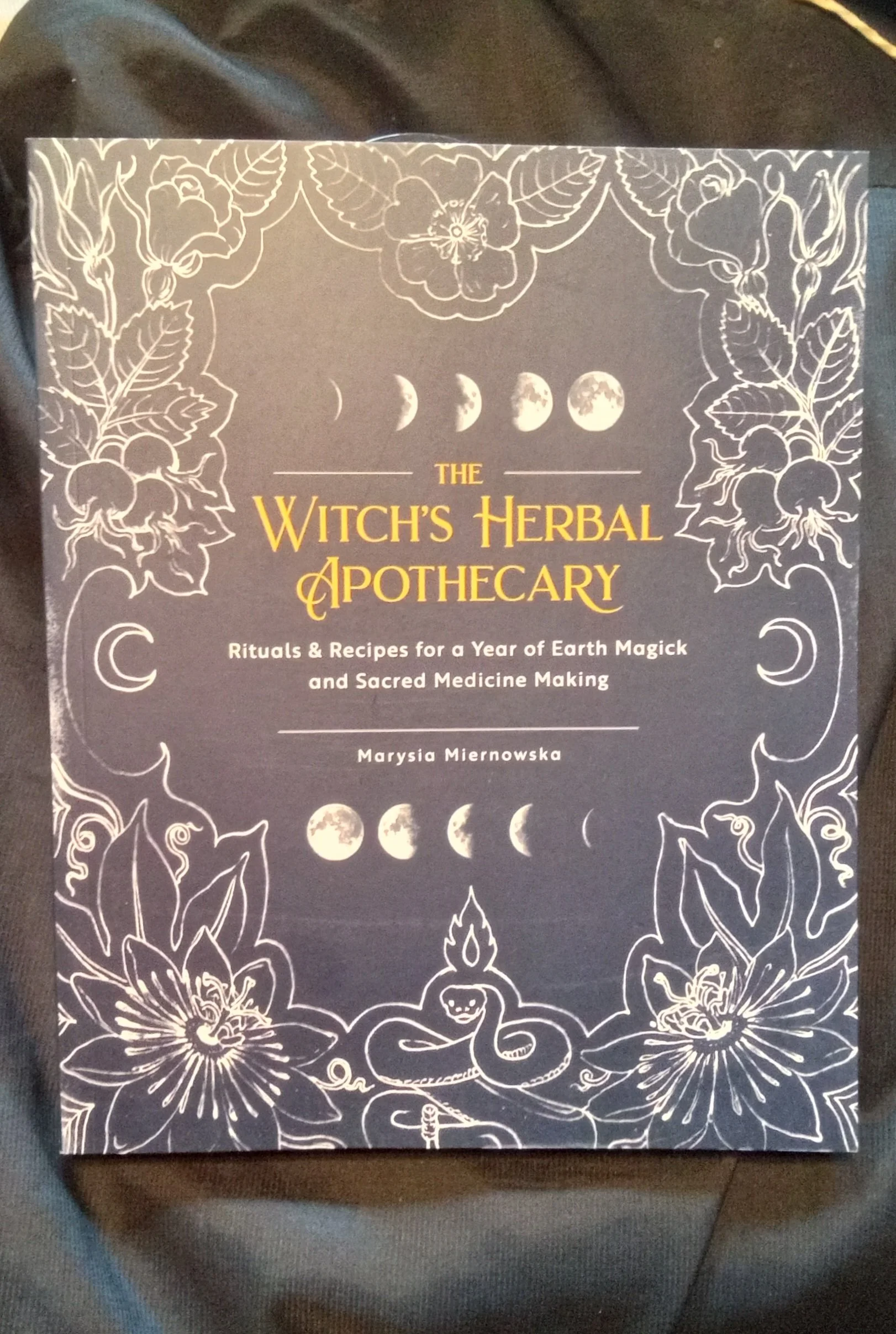 The Witch's Herbal Apothecary: Rituals & Recipes for a Year of Earth Magick and Sacred Medicine Making by Marysia Miernowska (Author)