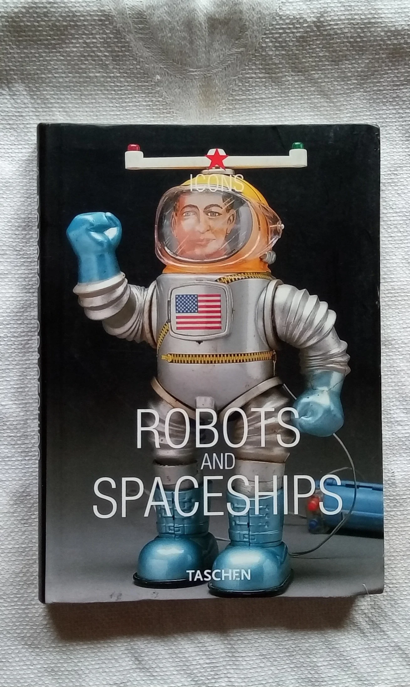 Robots and Spaceships (TASCHEN Icons Series) Paperback –