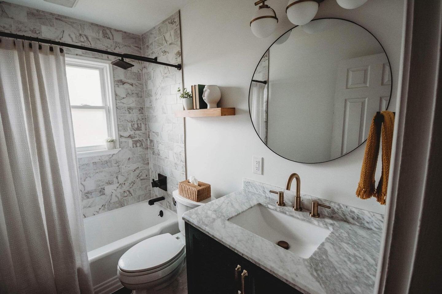 Moody bathroom. ✨
📸: @marybethbryantphotography 
.
.
.
.
.
#louisvilleinteriordesigner 
#bathroomdesign 
#bathroomremodel 
#bohostyle 
#tile 
#greendesign 
#moodygrams 
#bathroomrenovation 
#ltkhome