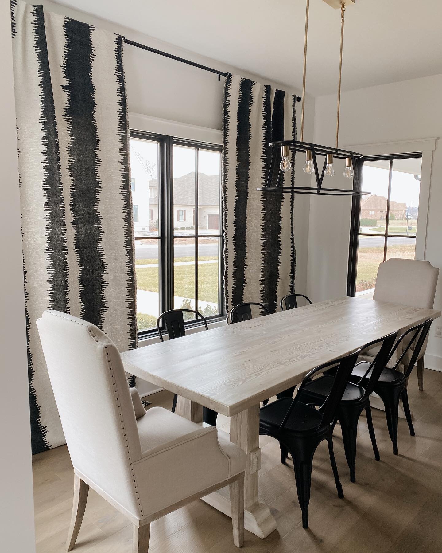 Dining room by PH ✨ 
.
.
.
Just a quick styling update on this space I am calling the &ldquo;black + white modern farmhouse&rdquo;
.
.
.
#louisvilleinteriordesigner 
#kentuckyinteriordesigner 
#virtualdesign 
#interiordesign 
#ltkhome